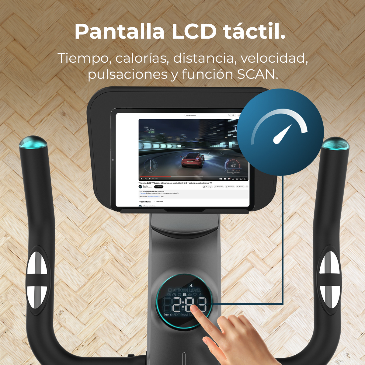 Rower treningowy z ekranem dotykowym wyświetlającym prędkość i inne wskaźniki. Ręka dotyka ekranu. Odtwarzany jest film z samochodem.