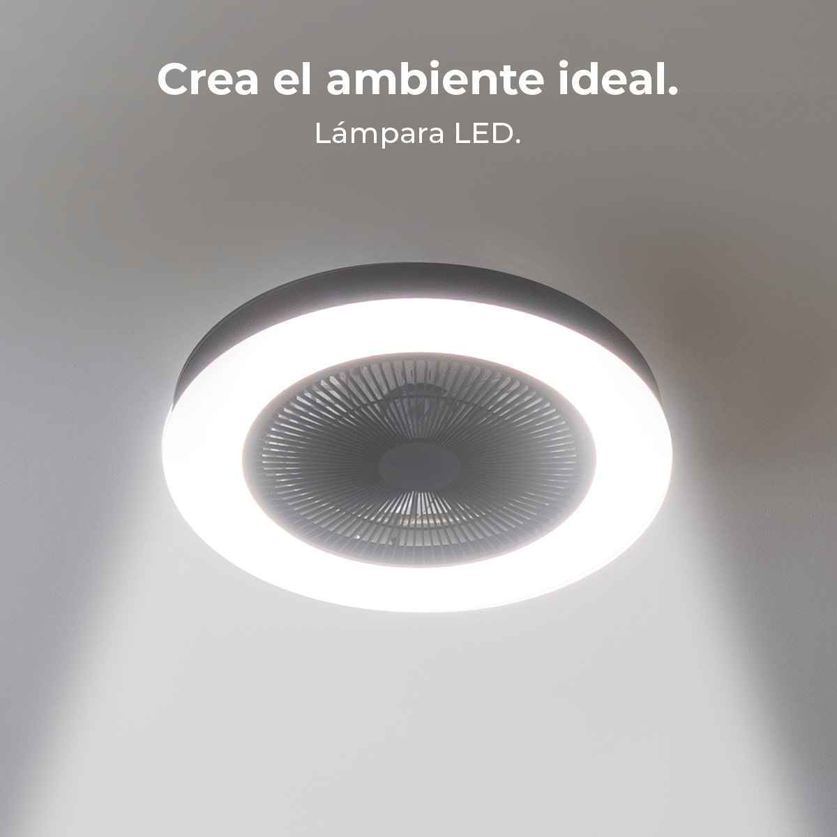 Una moderna lámpara de techo LED. Tiene un diseño circular con un anillo blanco iluminado. El ventilador es visible en el centro.