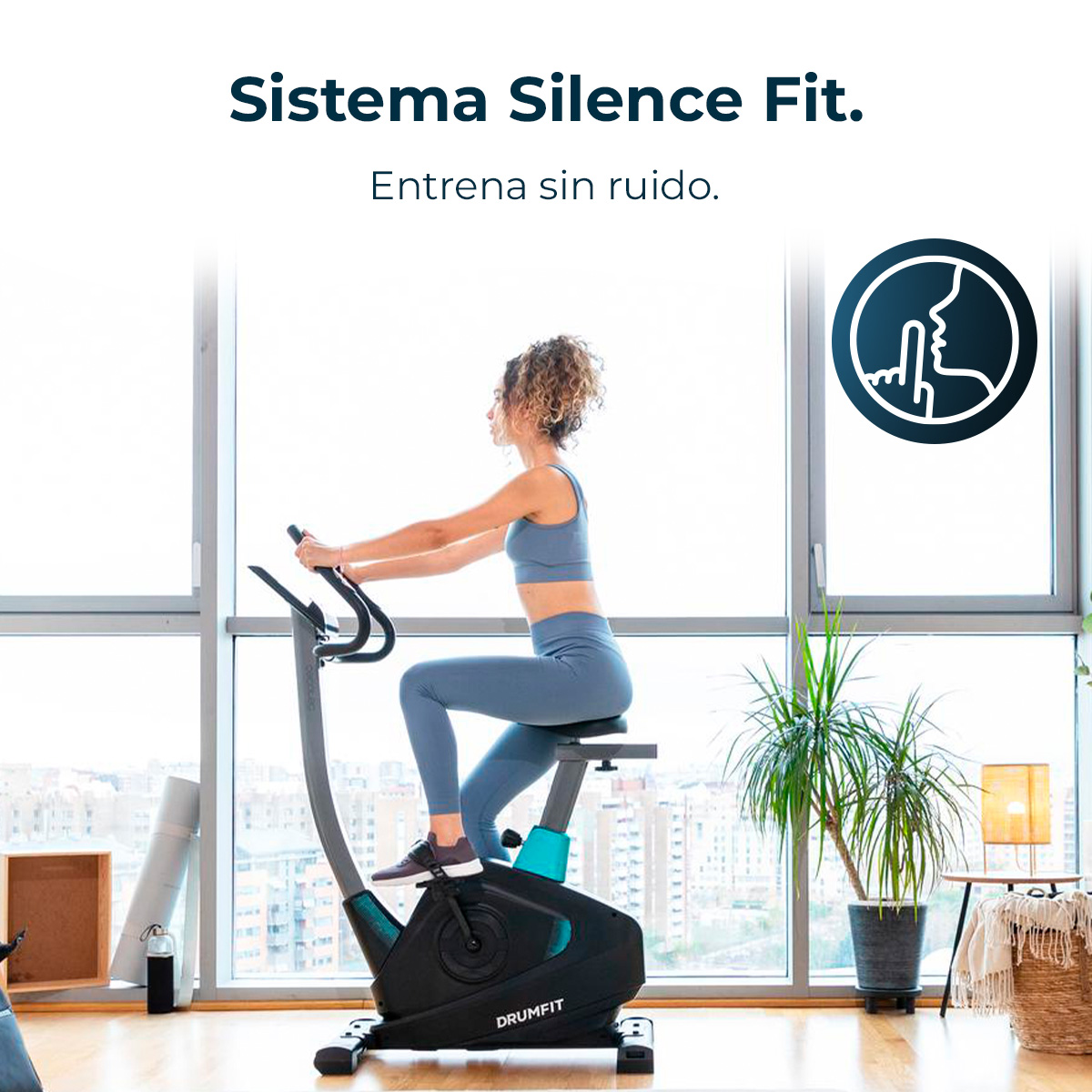 Donna sulla cyclette. Testo: 'Sistema Silence Fit.' Scena interna con piante, vista sulla città e tavolino.