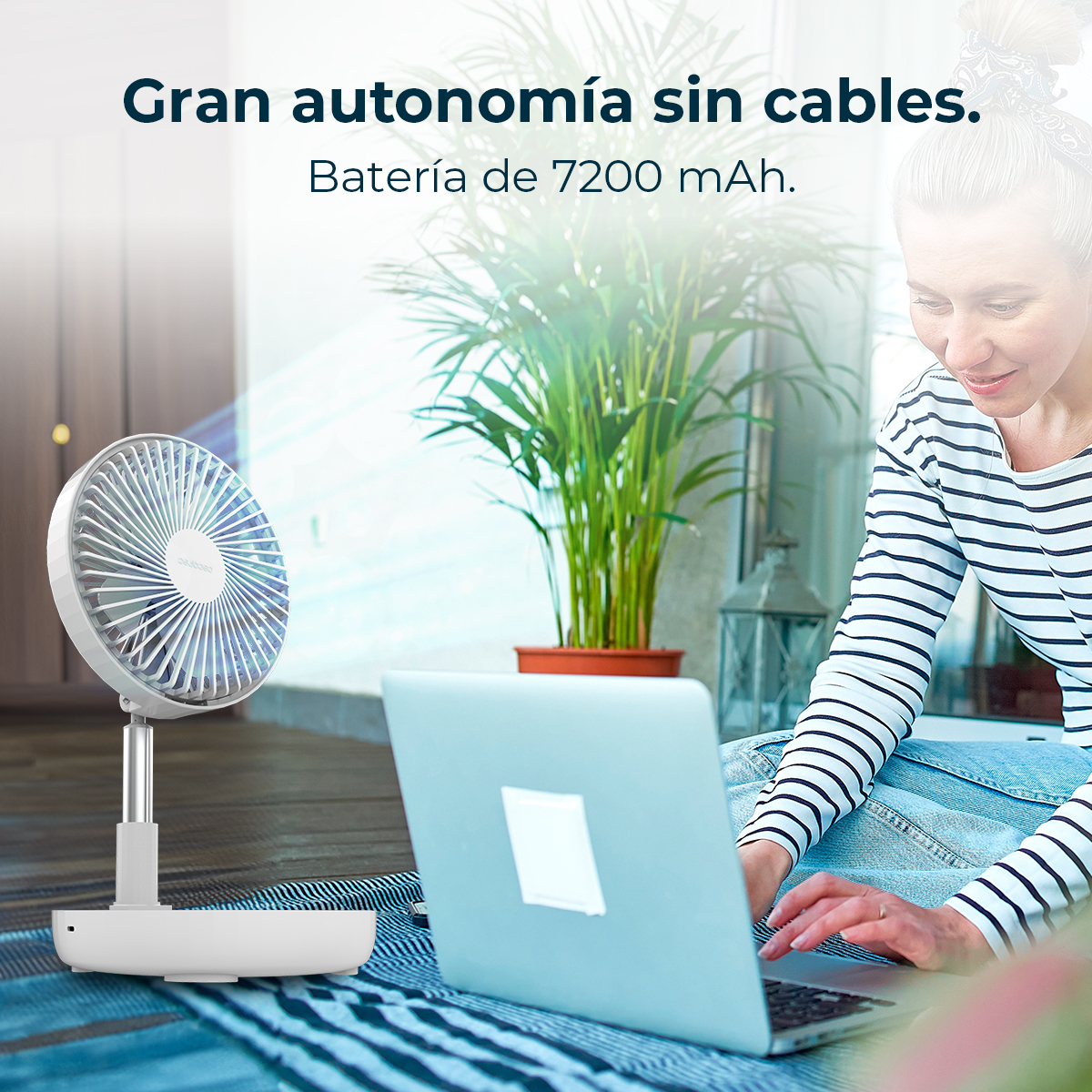 Een vrouw gebruikt een laptop in de buurt van een witte ventilator. Een plant in een pot staat op de achtergrond. De tekst zegt 'Geweldige batterijduur, geen kabels'.