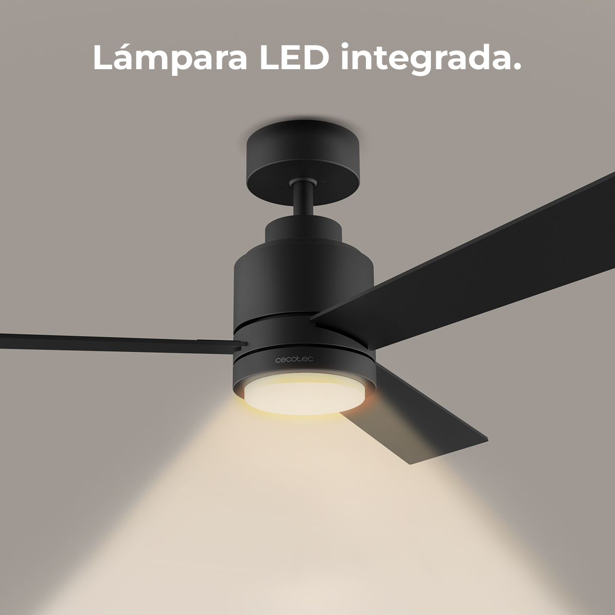 Czarny wentylator sufitowy z wbudowanym światłem LED świeci w dół. Wentylator ma trzy łopatki i jest zamontowany na szarym suficie.