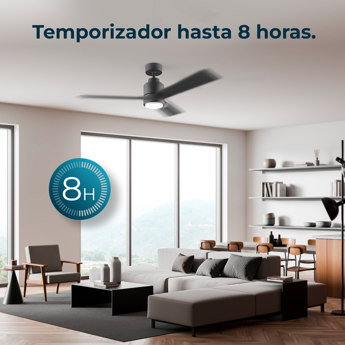 Nowoczesny salon z wentylatorem sufitowym. Ikona timera pokazuje 8 godzin. Biała sofa, duże okna i drewniane krzesła są widoczne.