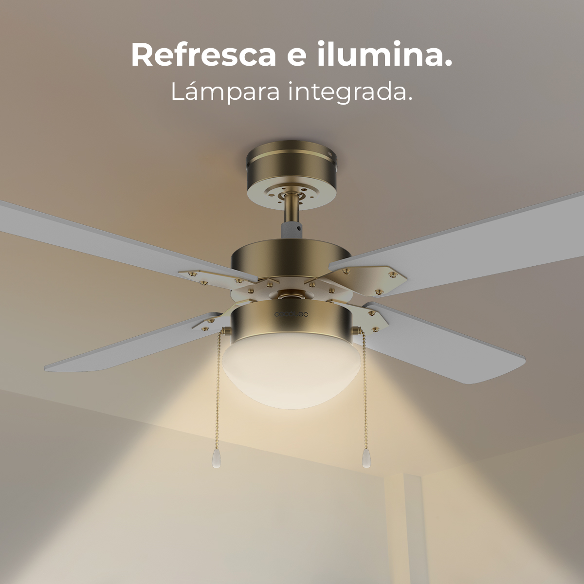 Ventilador de techo con luz. Color oro y blanco. Las aspas son blancas, la lámpara redonda y brillante, el fondo beige.