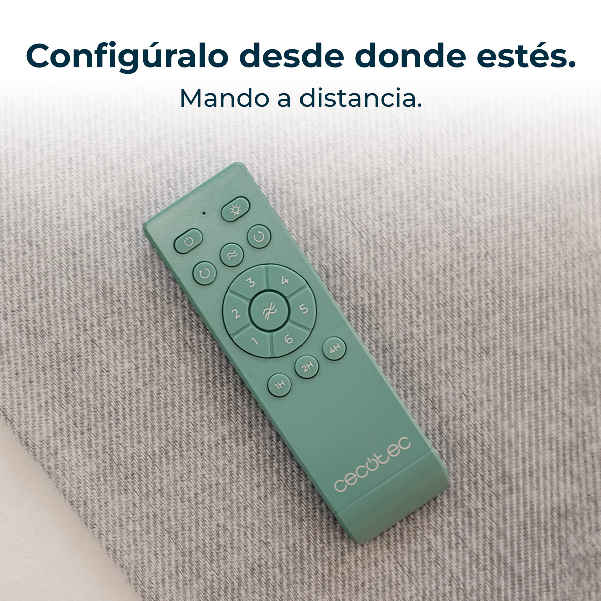 Un telecomando turchese con pulsanti e numeri, appoggiato su una superficie grigia strutturata, con testo in spagnolo sopra.