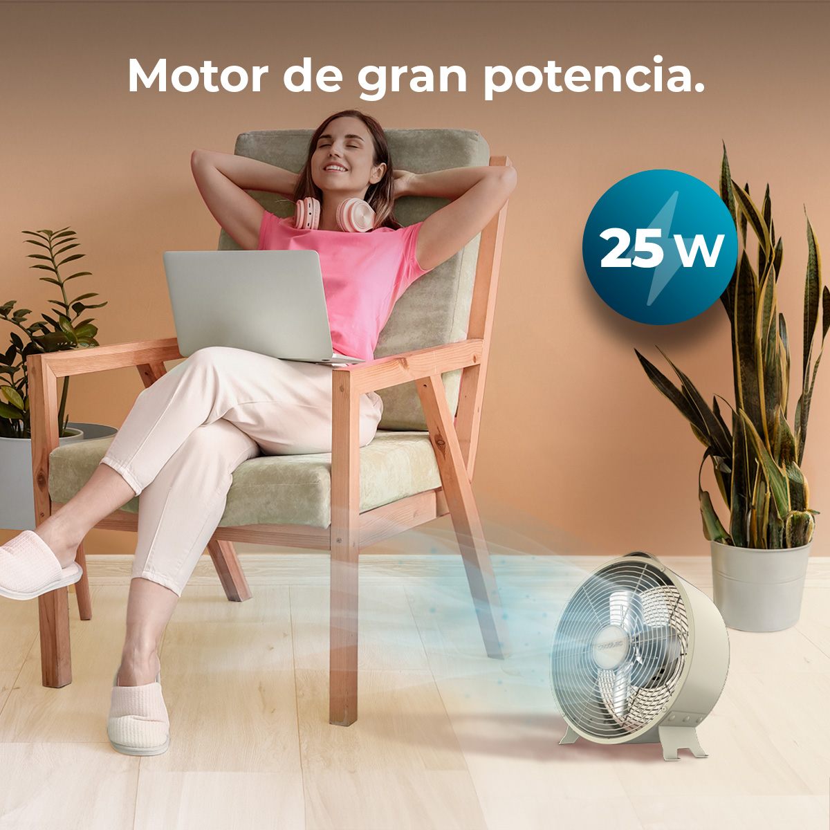 Frau entspannt im Stuhl, Laptop, Ventilator, Kopfhörer, 25W Symbol, Pflanzen und Text 'Motor de gran potencia'.