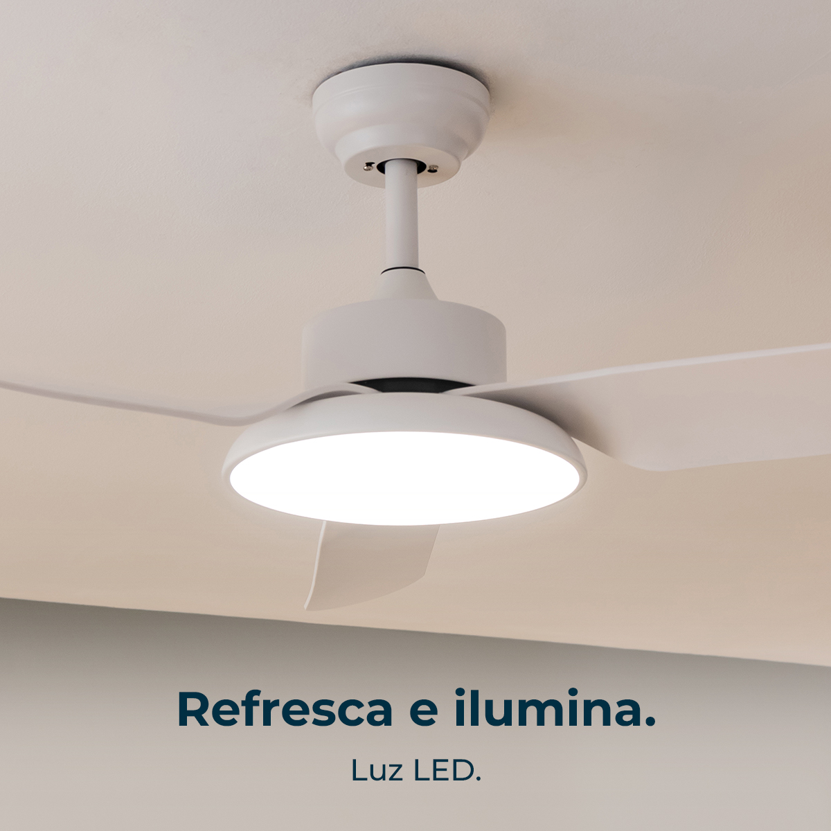 Un ventilatore da soffitto bianco con luce LED integrata è montato su un soffitto bianco. Le pale del ventilatore sono visibili e la luce è accesa.