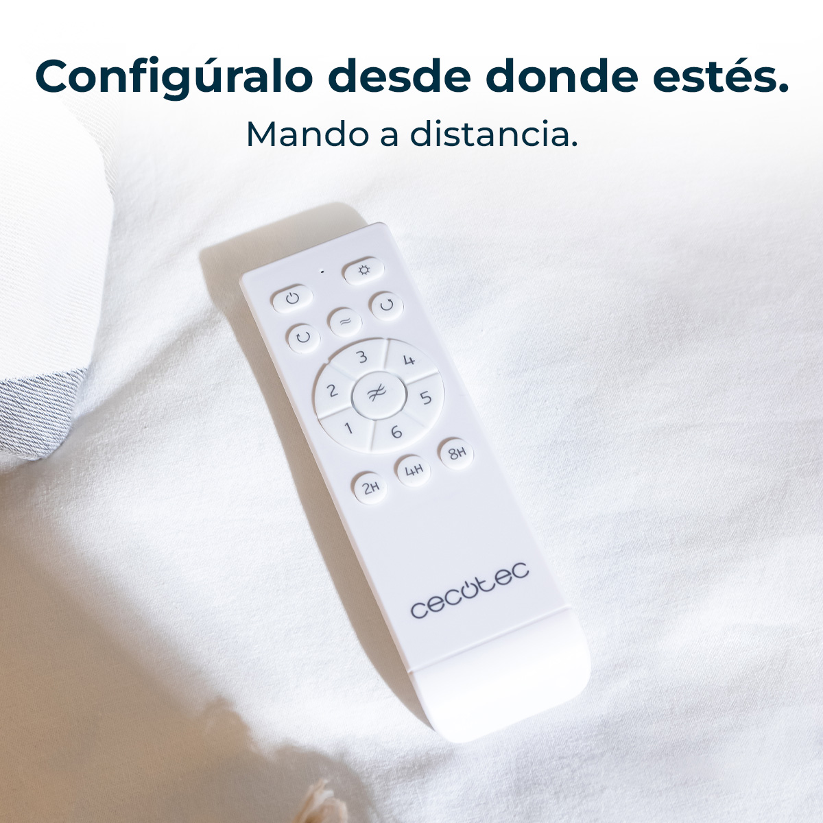 Un telecomando bianco è appoggiato su una superficie bianca. Il telecomando ha diversi pulsanti e il marchio 'cecotec'.