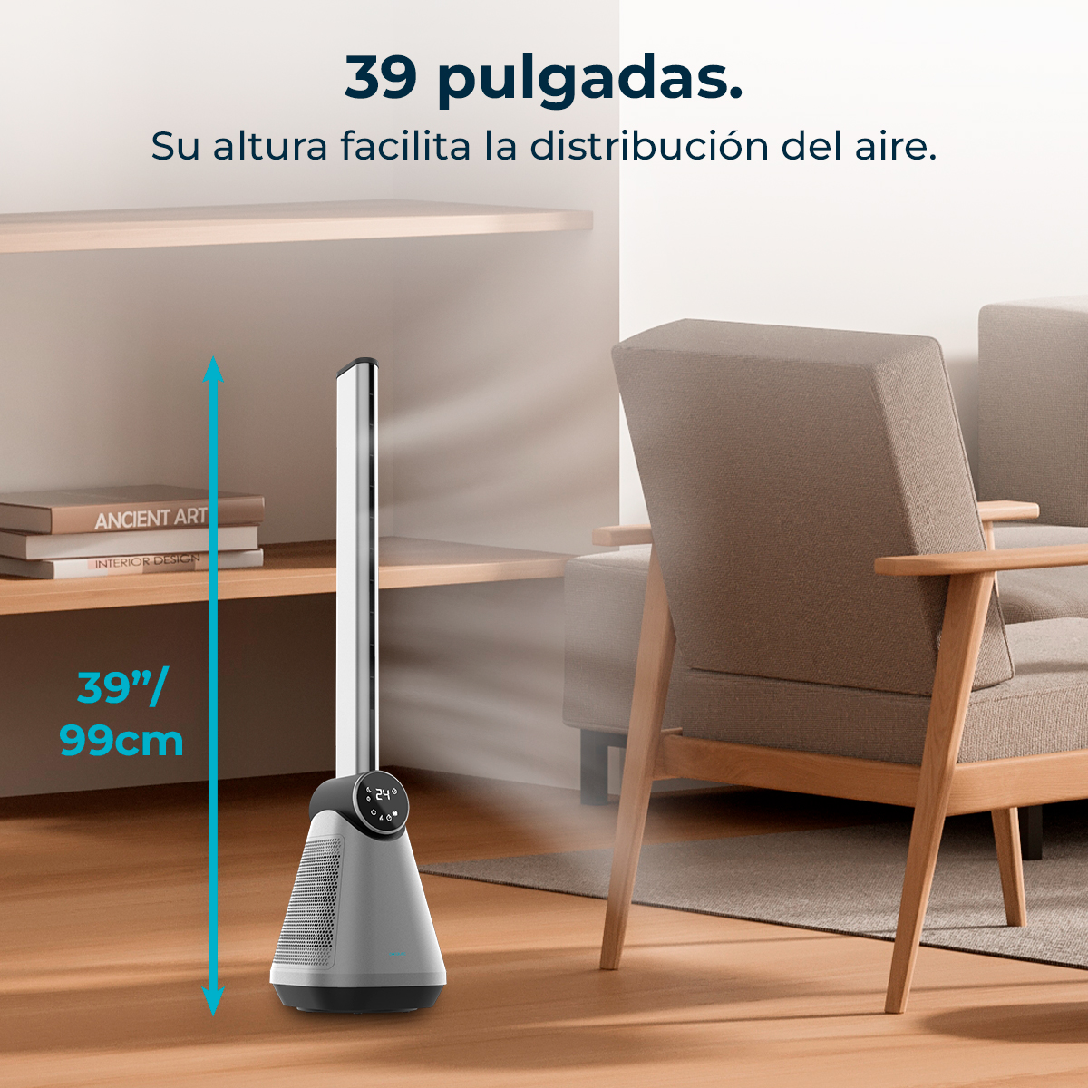 Un ventilatore a torre grigio e argento è accanto a una mensola in legno con libri. Un divano sullo sfondo. Il testo dice: 39 pollici.