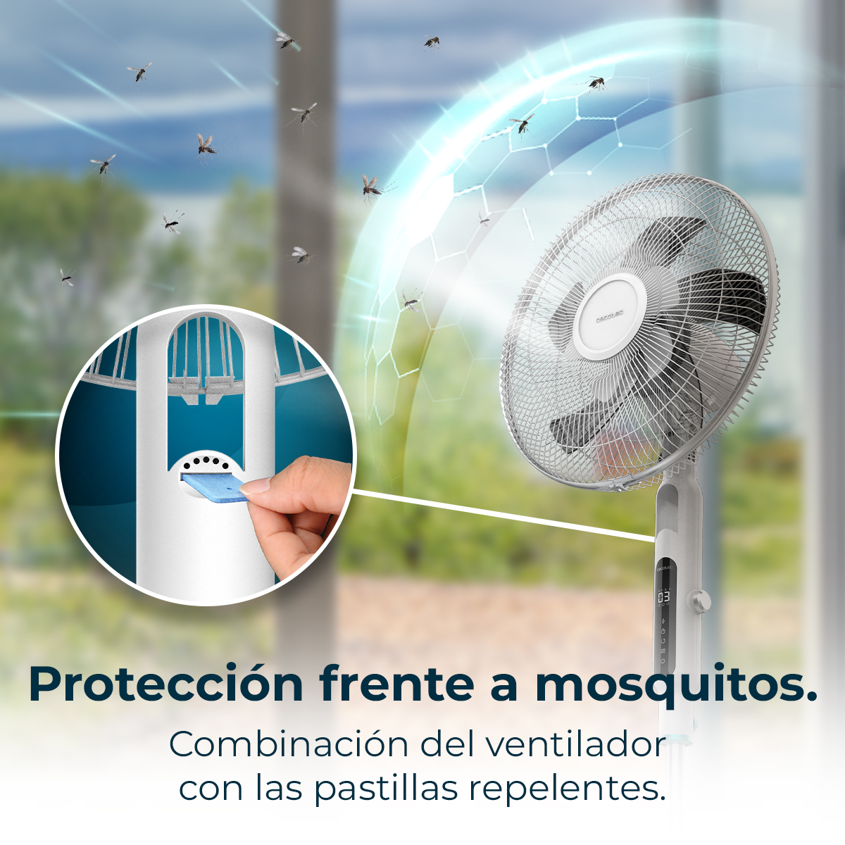 Un ventilatore con una pastiglia repellente per zanzare. Una mano inserisce una pastiglia in un dispositivo bianco. Zanzare volano sullo sfondo. Testo: Protezione contro le zanzare.