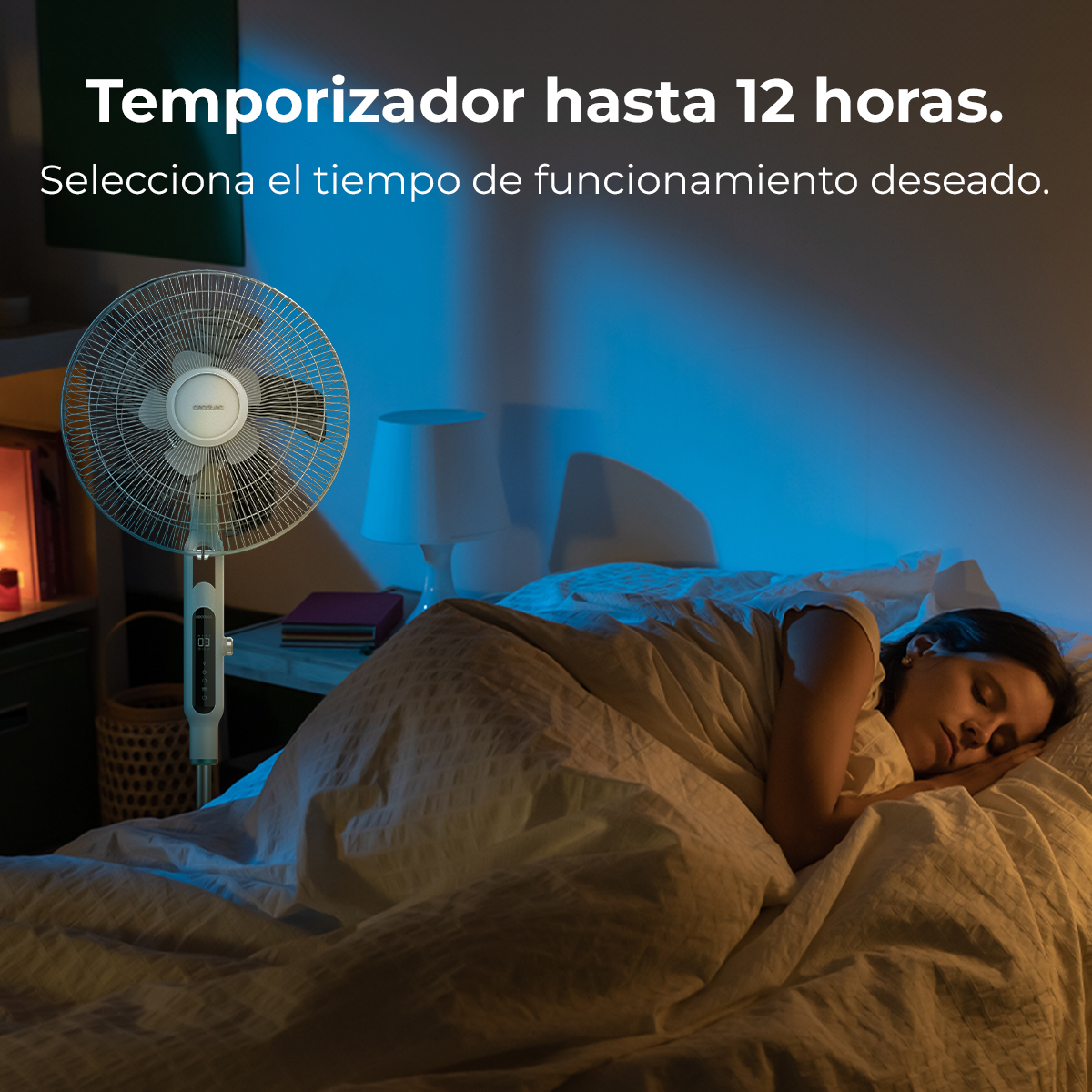 Una donna dorme a letto. Un ventilatore è accanto al letto. Il testo dice: 'Timer fino a 12 ore'.