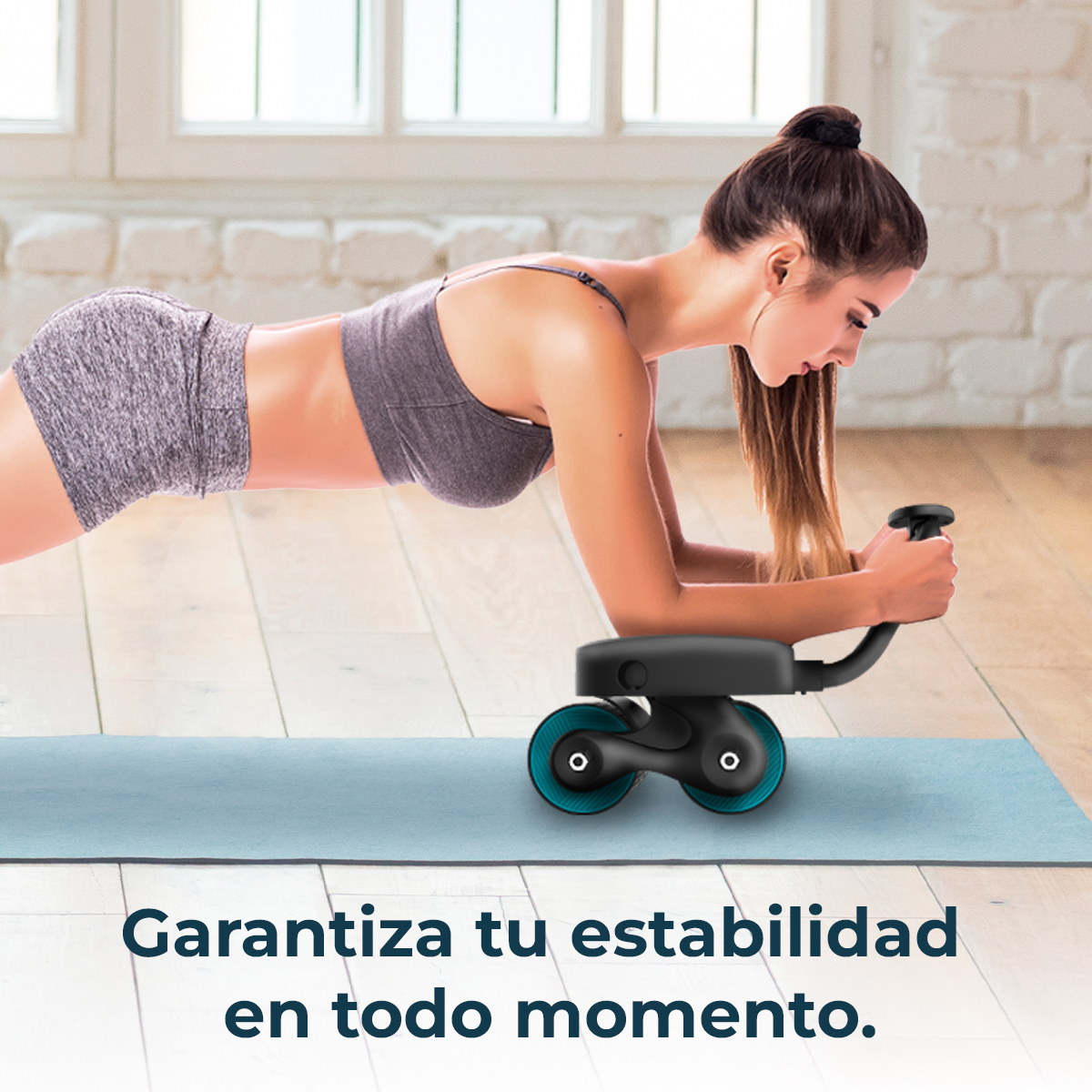 Una donna fa planking con un attrezzo ginnico. È su un tappetino blu. L'attrezzo è nero con ruote teal. Testo in basso.