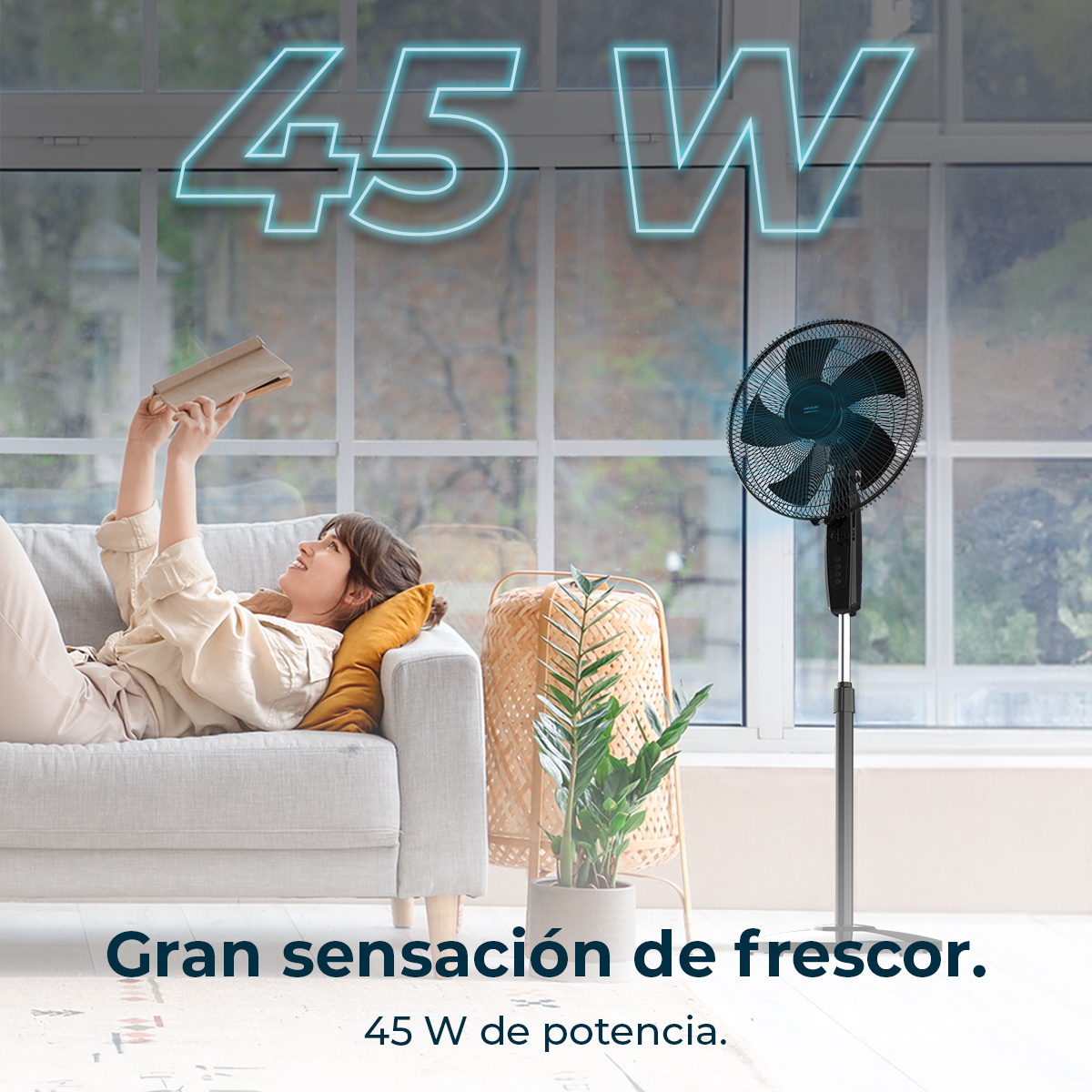 Una donna legge su un divano. Un ventilatore è vicino. Testo: 'Gran sensación de frescor' e '45 W de potencia'.
