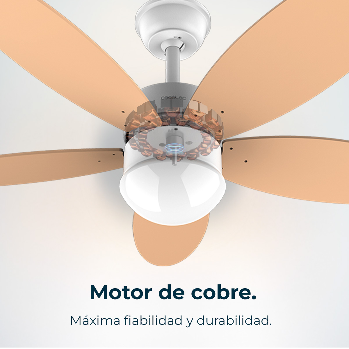 Widoczny jest wentylator sufitowy z drewnianymi łopatkami. Posiada białą obudowę silnika z miedzianymi elementami i białą oprawę oświetleniową.