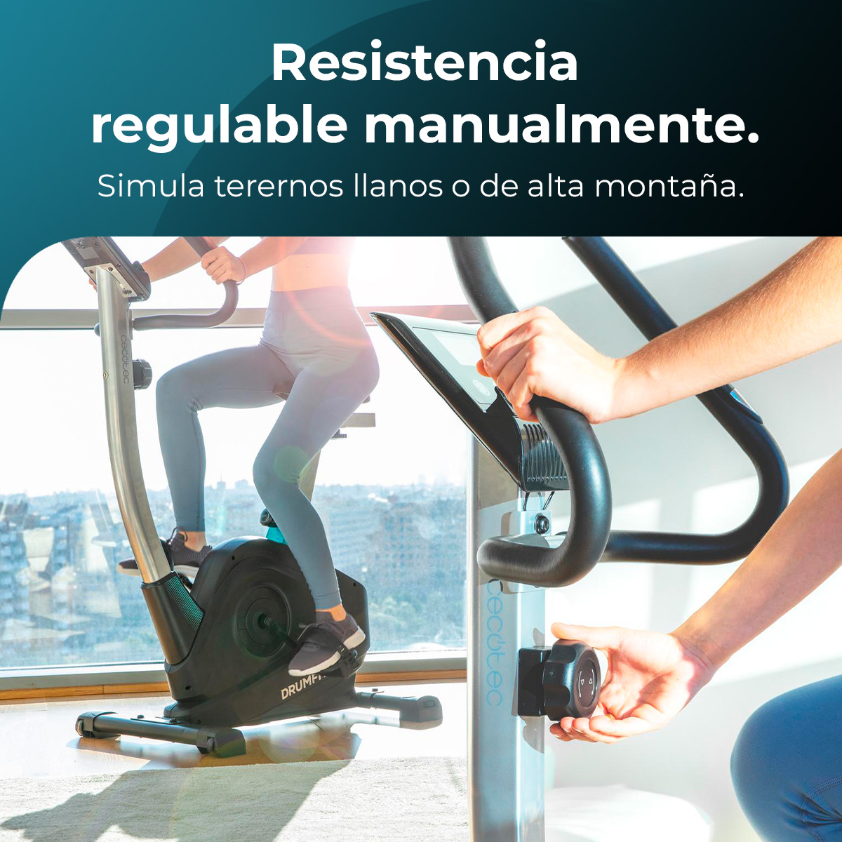 Una persona usa una cyclette. Un'altra persona regola la resistenza. Il testo dice 'resistenza regolabile manualmente'.