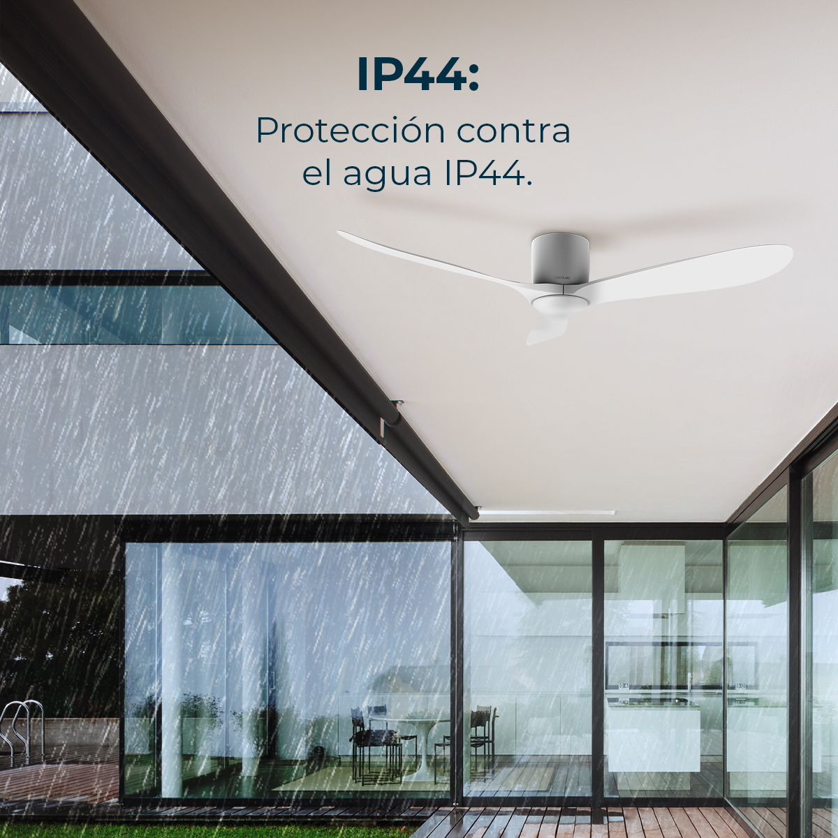 Nowoczesna scena na zewnątrz z deszczem. Zamontowano wentylator sufitowy. Tekst mówi IP44: Ochrona przed wodą IP44.