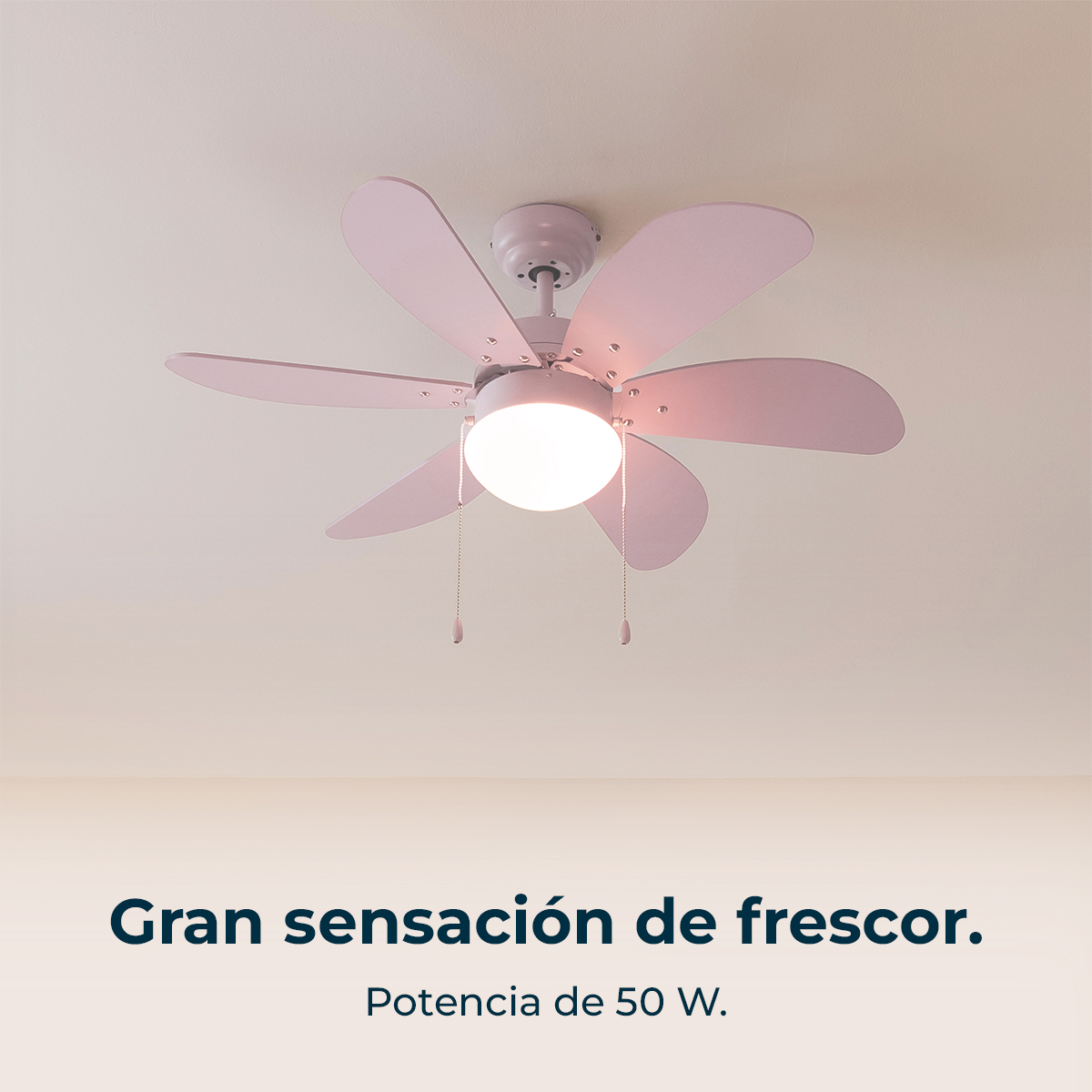 Un ventilatore da soffitto rosa con sei pale e una luce centrale è montato su un soffitto bianco. Il testo sottostante dice: 'Grande sensazione di freschezza'.