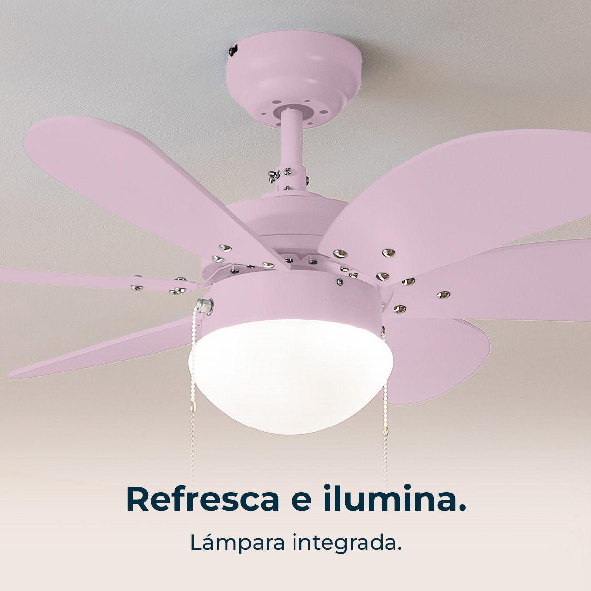 Un ventilatore da soffitto rosa con un apparecchio di illuminazione. Ha cinque pale ed è montato su un soffitto bianco. Il testo dice 'Rinfresca e illumina'.