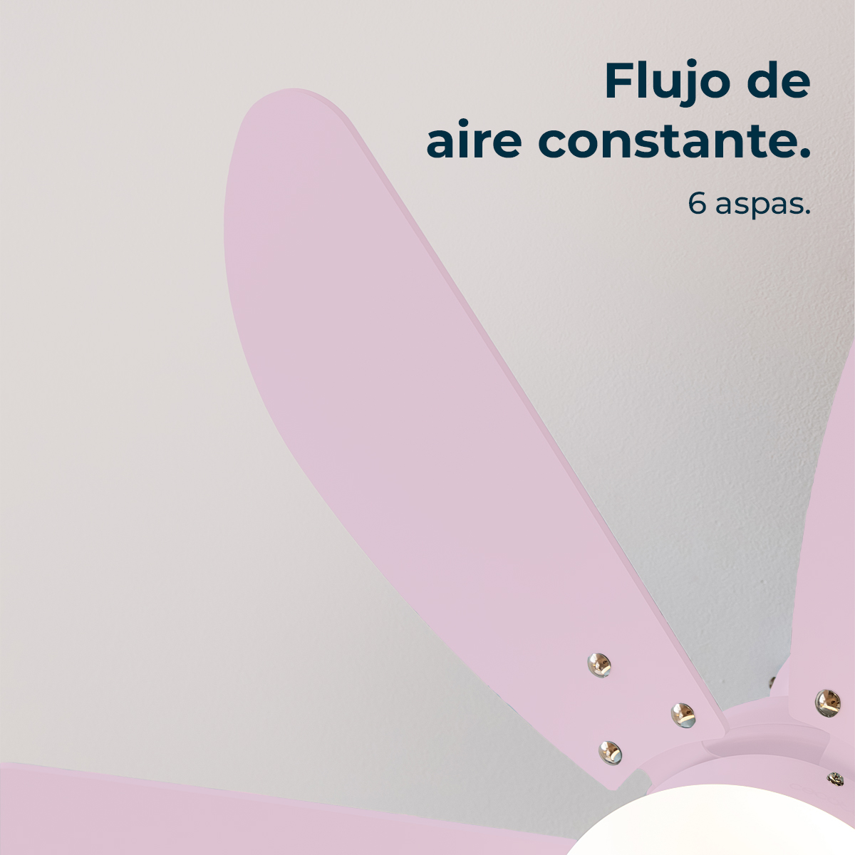 Un ventilatore da soffitto con sei pale rosa. Il testo recita: flusso d'aria costante, sei pale.