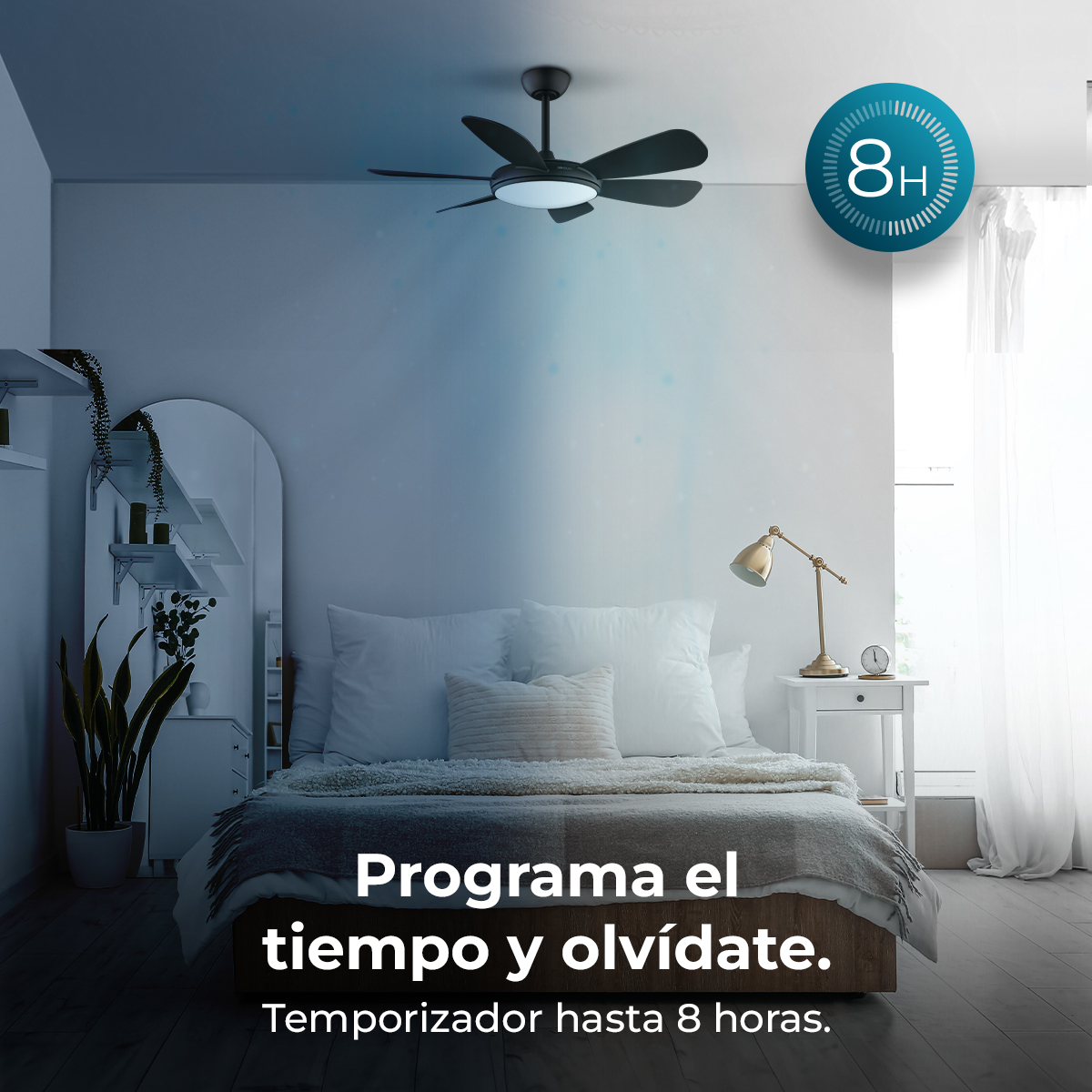 Sypialnia z wentylatorem sufitowym, łóżkiem, stolikiem nocnym i tekstem: 'Zaprogramuj czas i zapomnij. Timer do 8 godzin.'