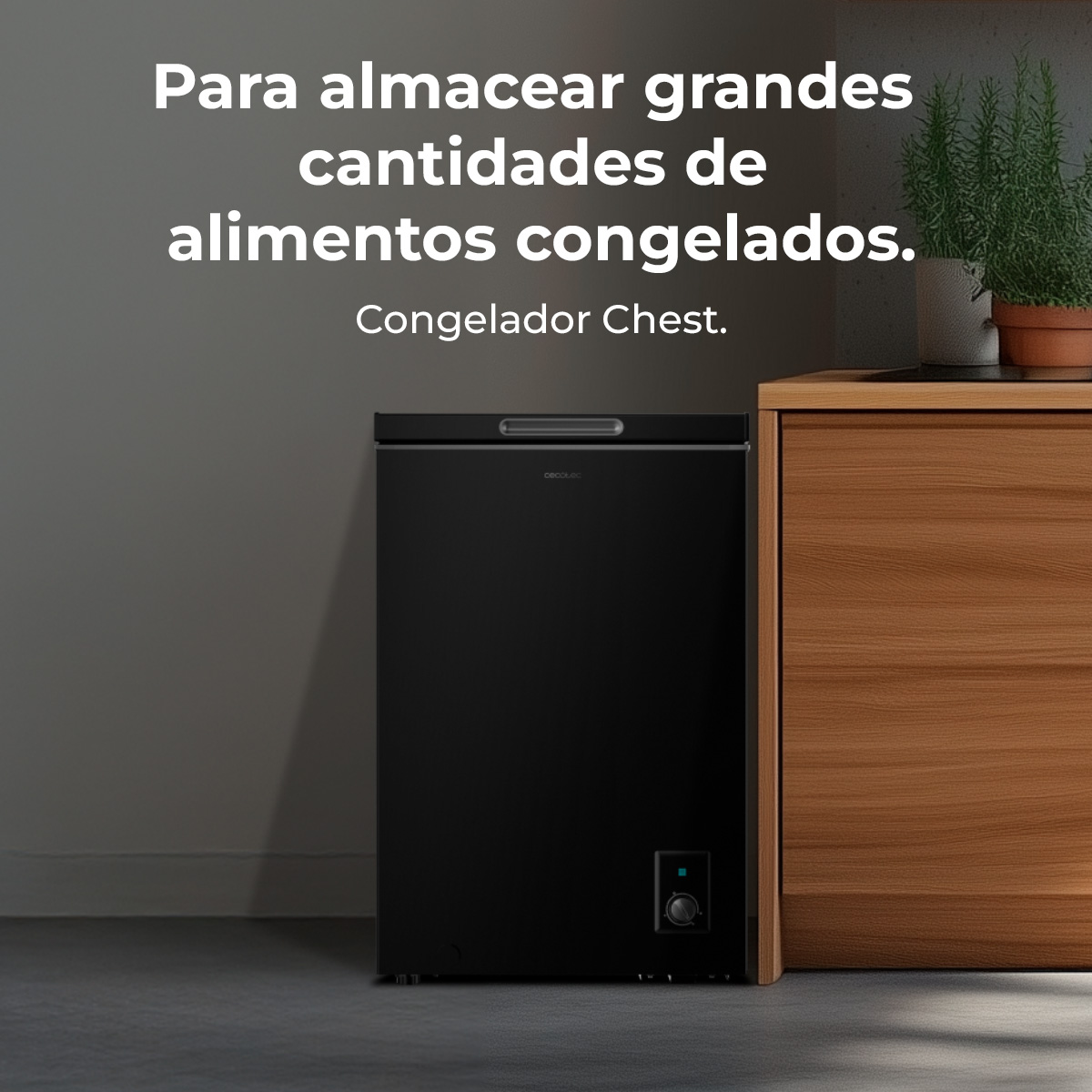 Un congelatore a pozzetto nero accanto a un mobile in legno. Testo in spagnolo: Per conservare grandi quantità di alimenti surgelati.