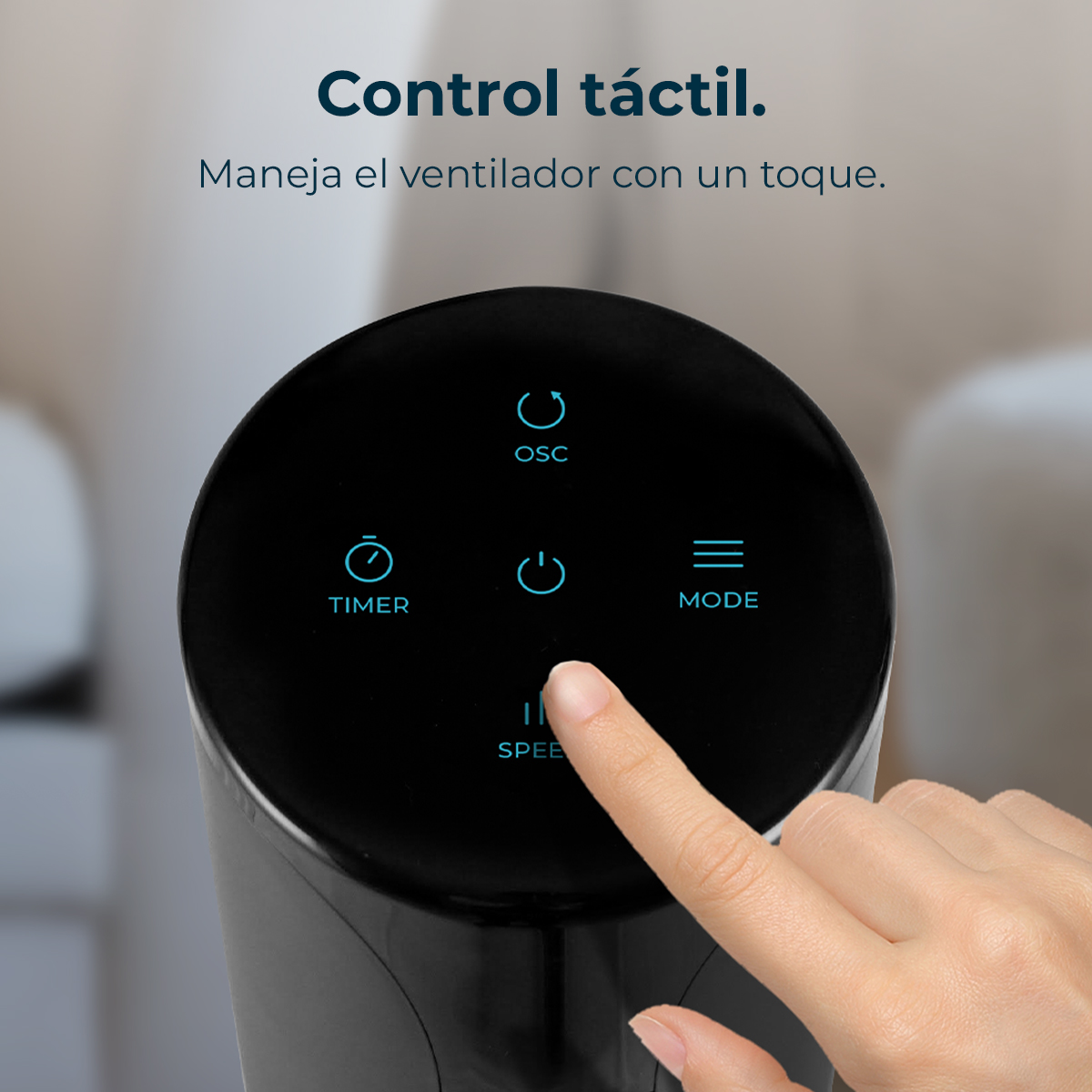 Una mano toca un panel de control de ventilador negro con controles táctiles. El panel tiene símbolos para temporizador, modo, velocidad y oscilación.