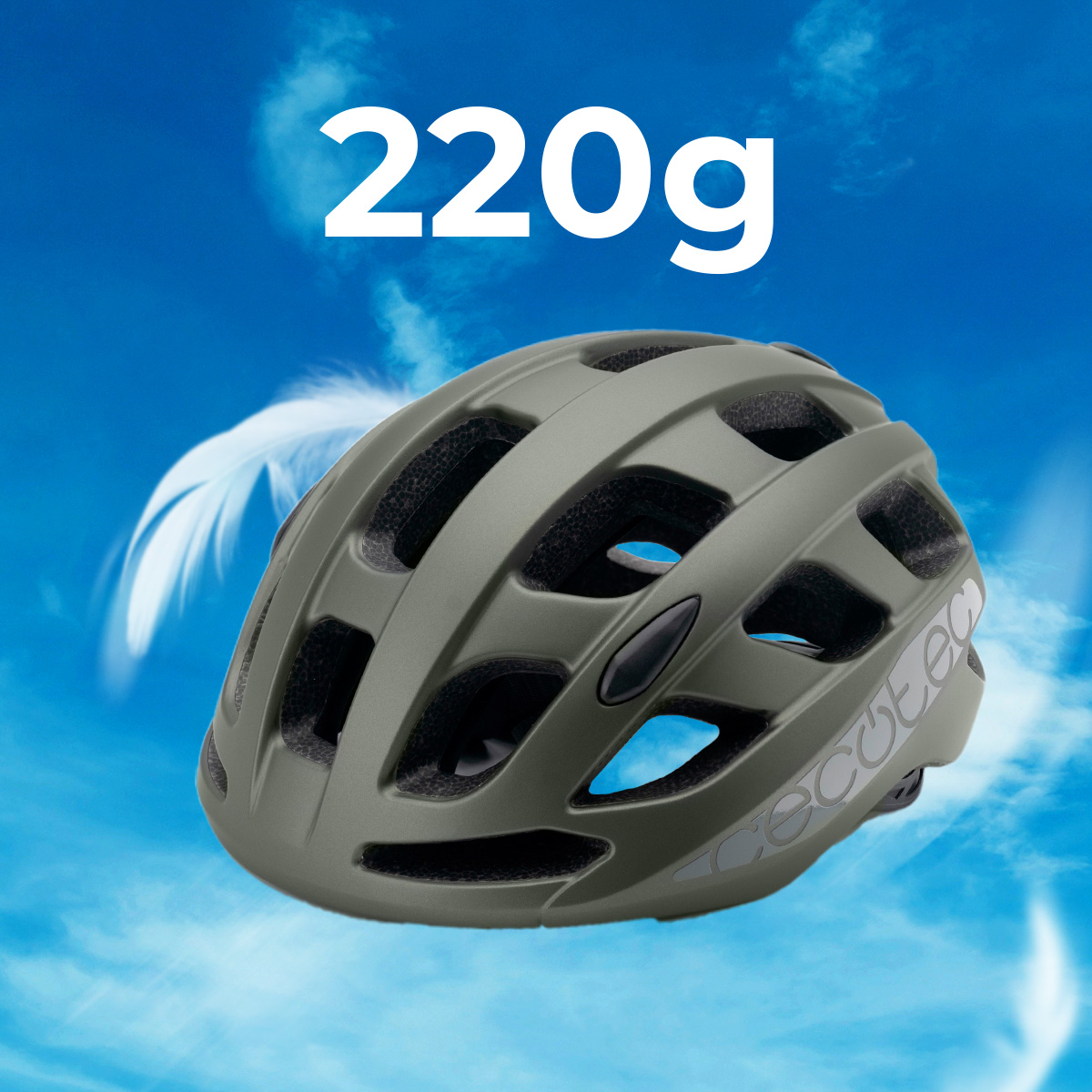 Un casco de bicicleta verde oliva con el texto '220g' encima, sobre un cielo azul con nubes y una pluma.