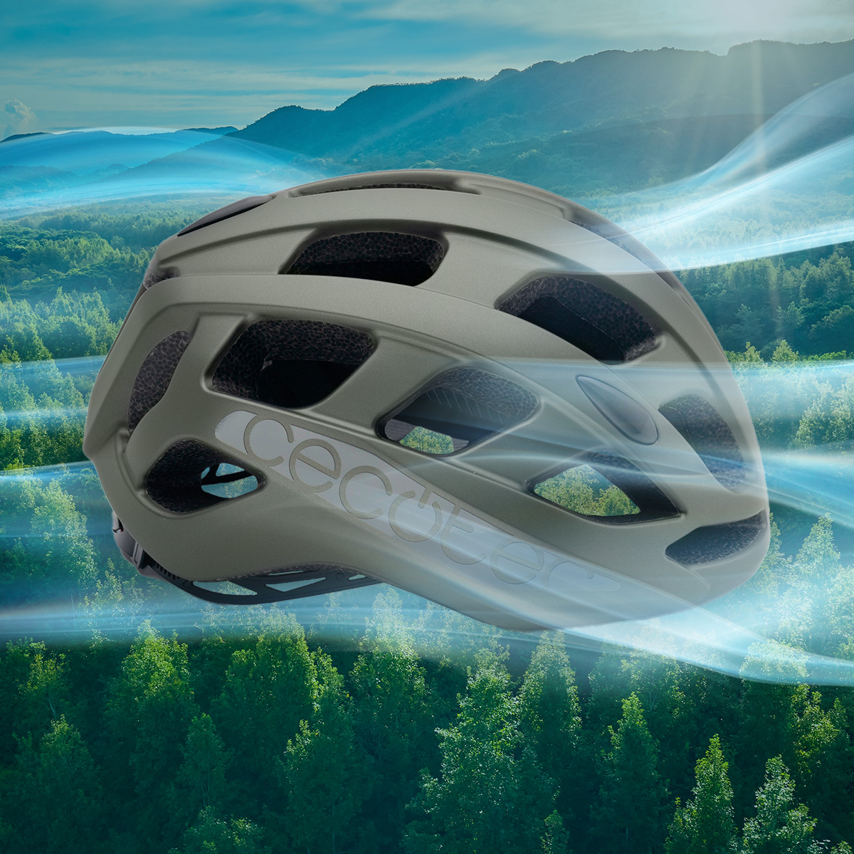 Un casco de bicicleta verde oliva con la palabra "cecce" en el lateral. El fondo muestra un bosque y montañas, con rayas azules.