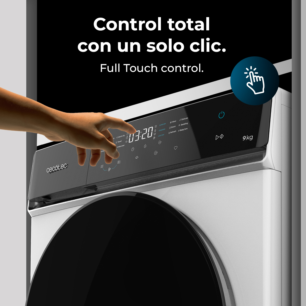 Una mano toca el panel de una secadora. El panel muestra la hora y la configuración. La secadora es blanca con puerta negra. Texto: 'Control total'.