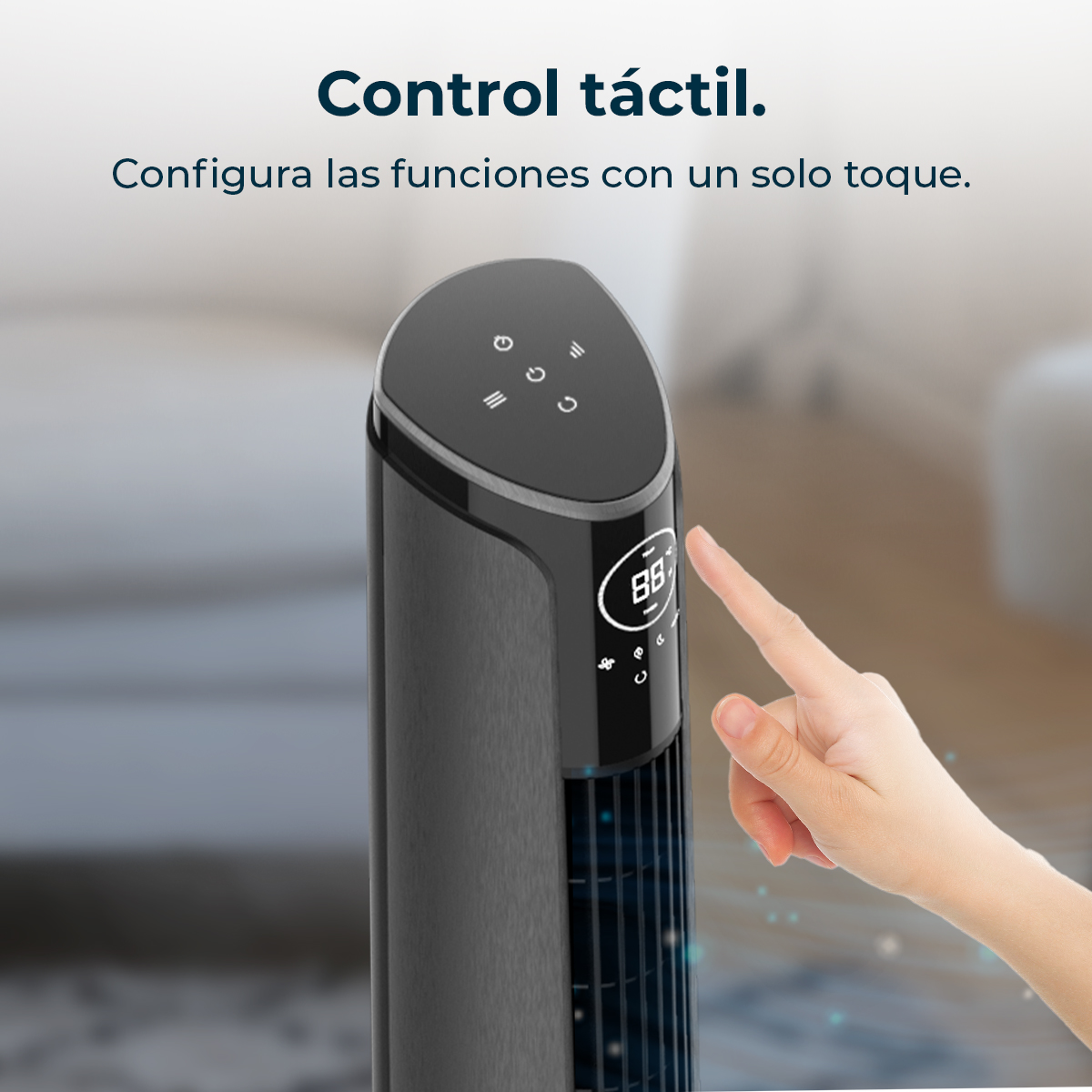 Una mano toca un panel de control de ventilador negro, que muestra 88. El ventilador está en una habitación. El texto dice 'Control táctil'.