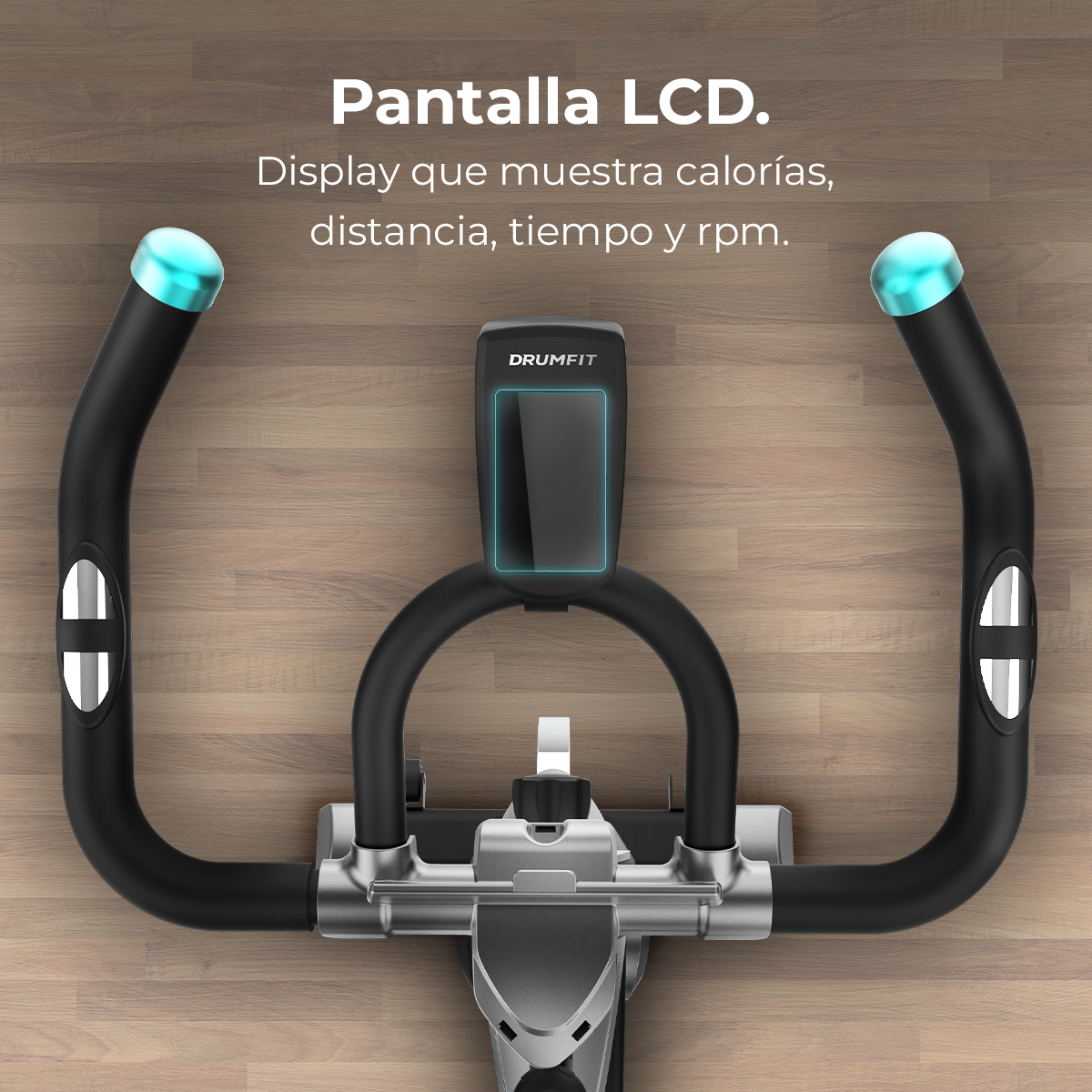 Bici da spinning con display LCD. Manubri neri, base argentata e sfondo in legno. Mostra calorie, distanza, tempo e rpm.