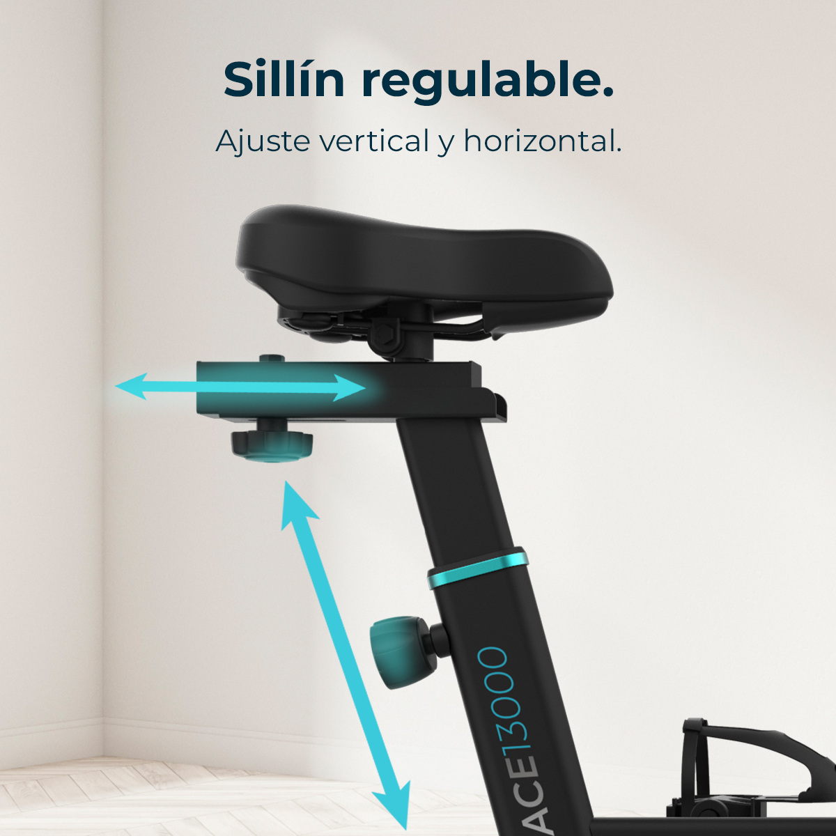 Sella di cyclette nera con frecce di regolazione. Testo: Sedile regolabile. Regolazione verticale e orizzontale.
