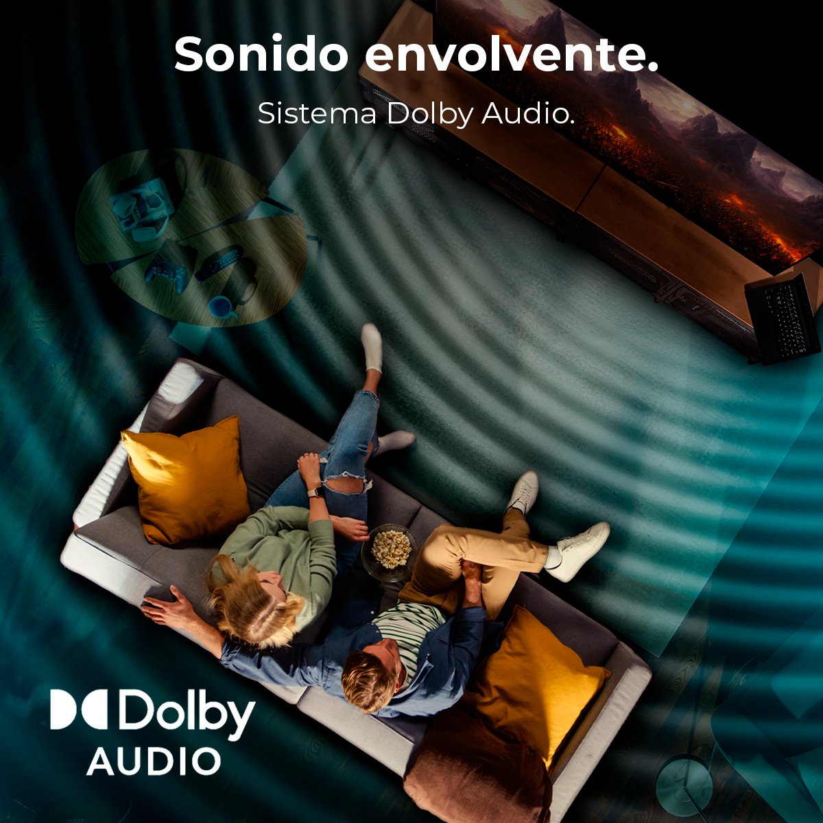 Una pareja se relaja en un sofá, mirando la televisión. Palomitas en la mesa. Logotipo de Dolby Audio presente.