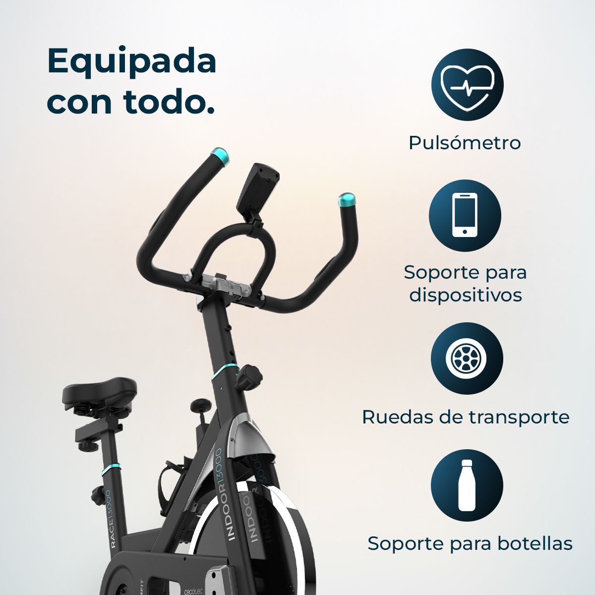 Una cyclette con dettagli neri e argentati. Include cardiofrequenzimetro, supporto per dispositivi, ruote e portabottiglie.