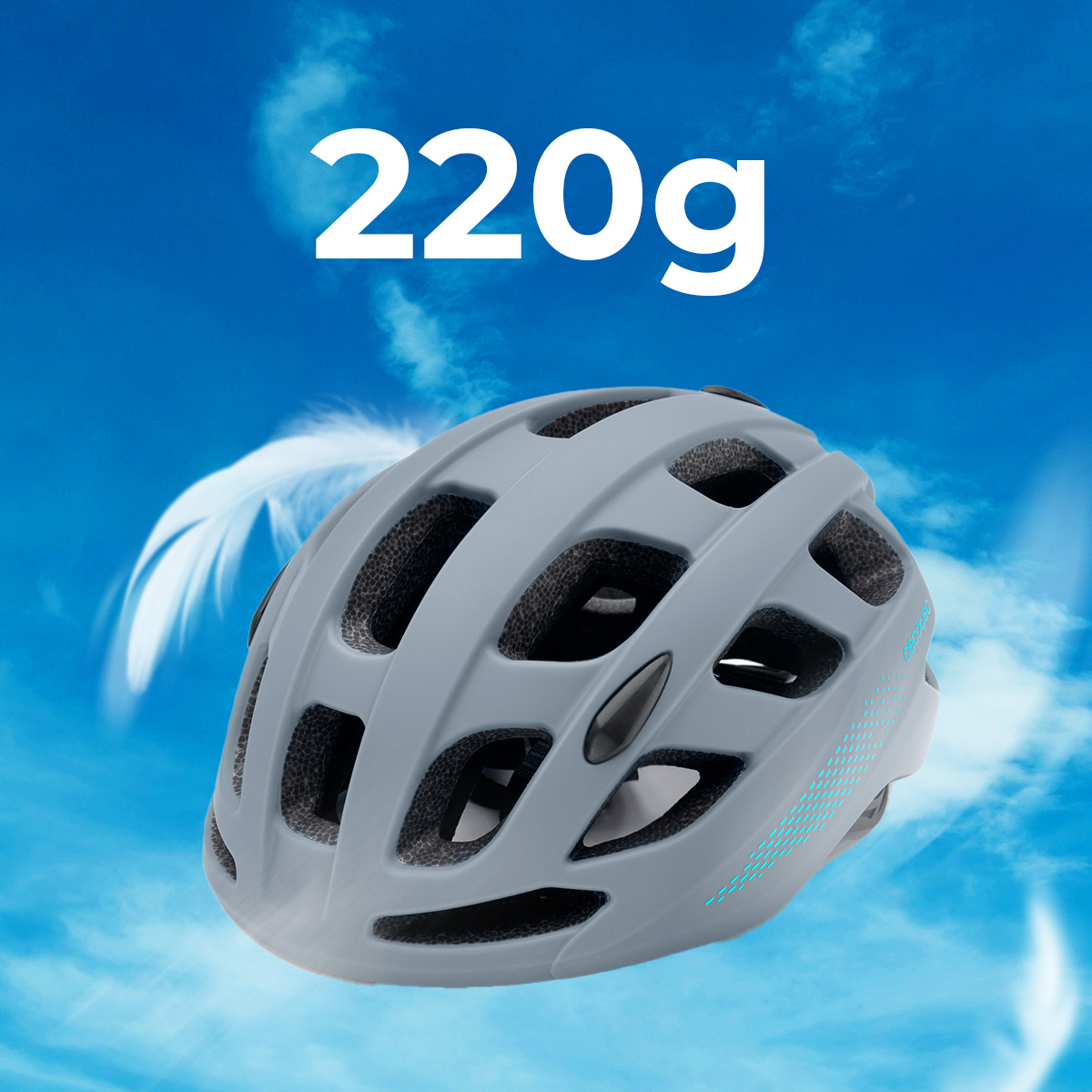 Un casco de bicicleta gris con texto de 220 g contra un cielo azul con plumas blancas.