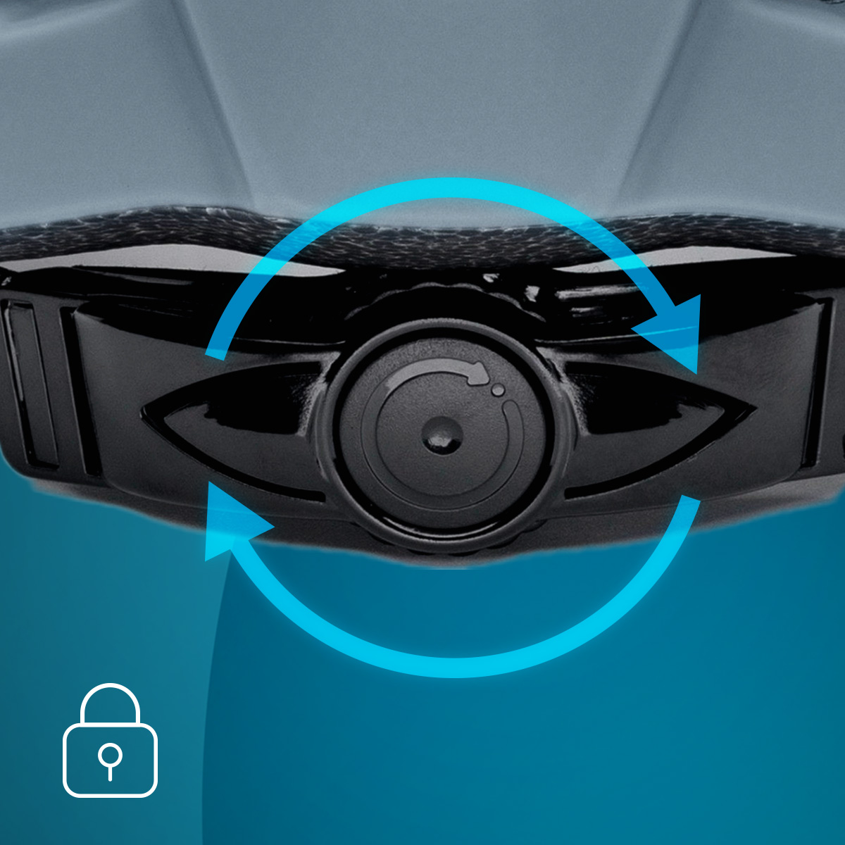 Primer plano del mecanismo de ajuste de un casco negro con un dial, rodeado de una flecha azul. El fondo es verde azulado.