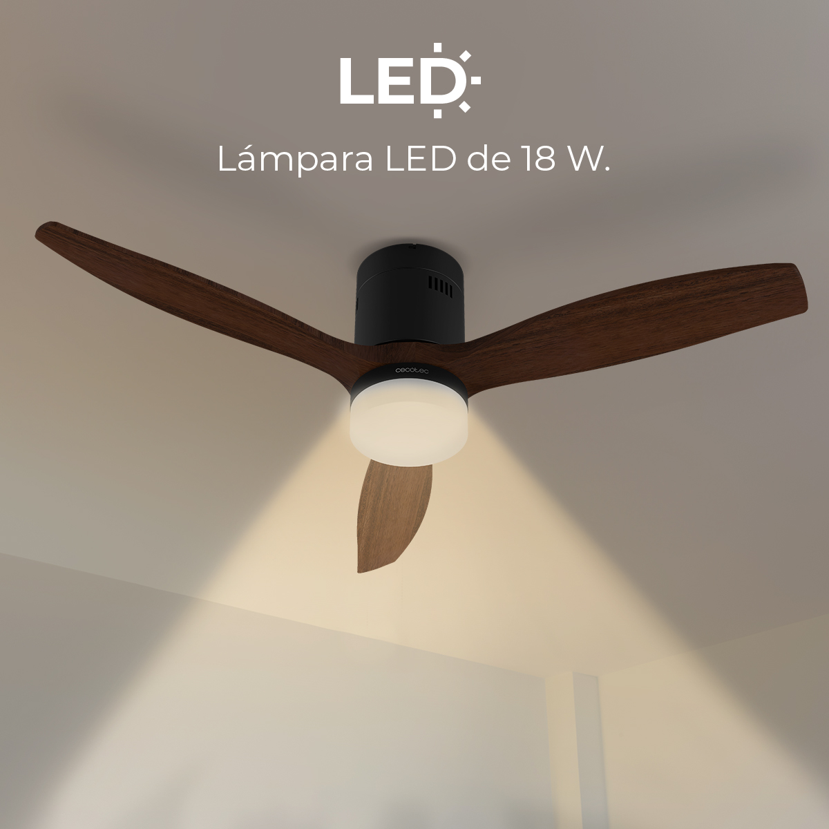 Ventilador de techo con aspas de madera, motor negro y luz LED. La luz ilumina la habitación. El texto dice 'LED: Lámpara LED de 18 W'.
