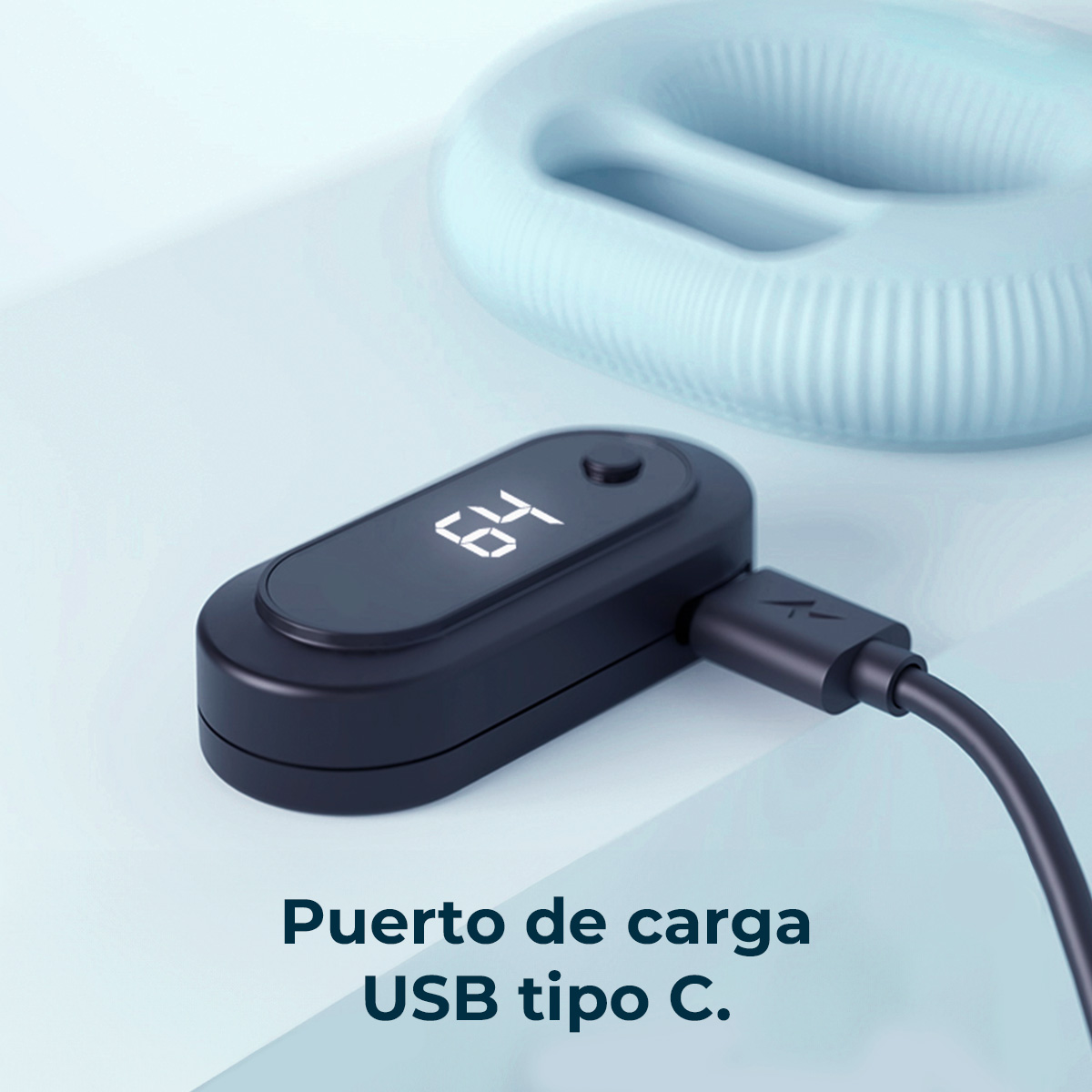 Un dispositivo negro con pantalla '64' conectado a un cable USB-C. Un anillo de ejercicio azul en el fondo.