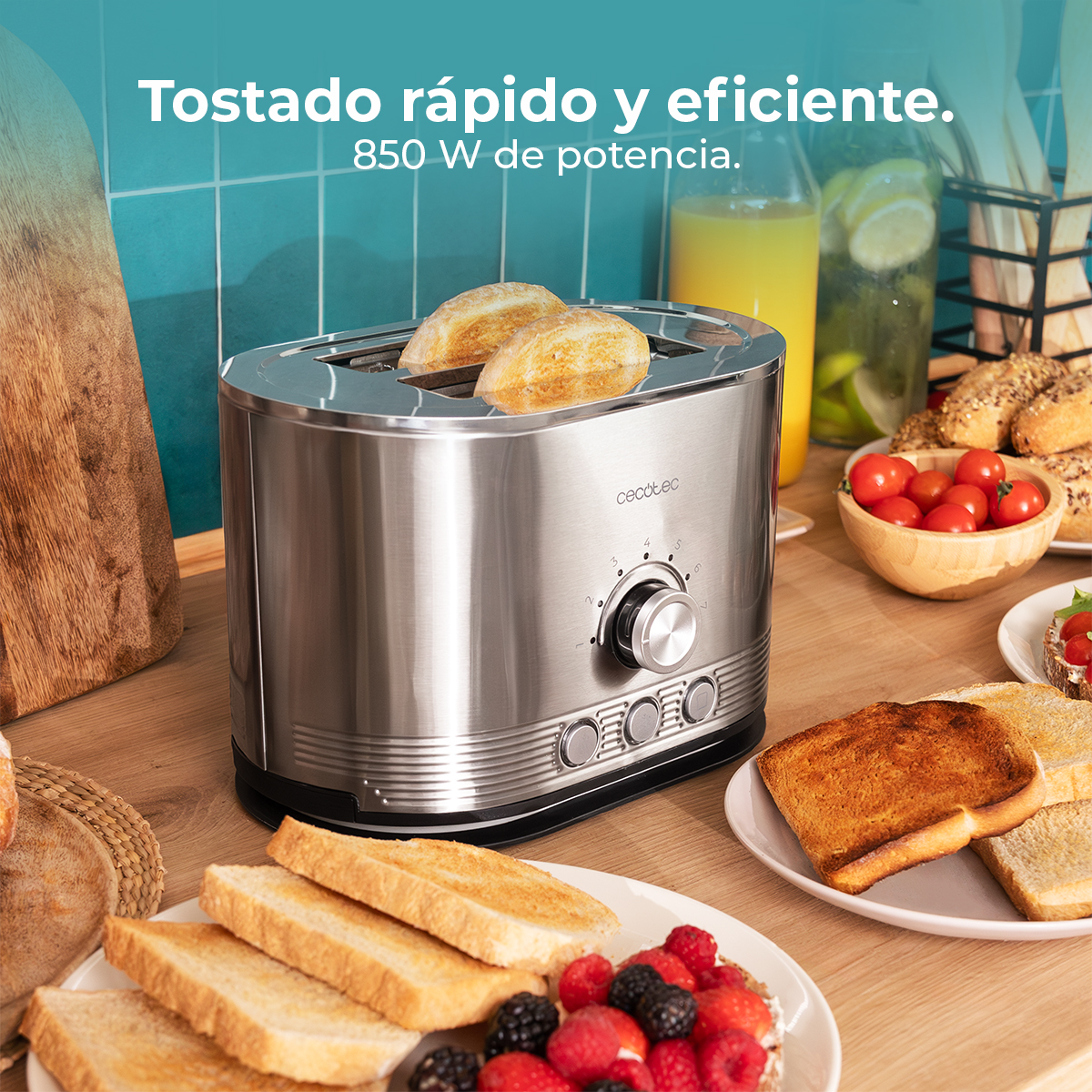 Ein Edelstahl-Toaster mit getoastetem Brot, umgeben von Lebensmitteln wie Beeren, Tomaten und Toastscheiben.