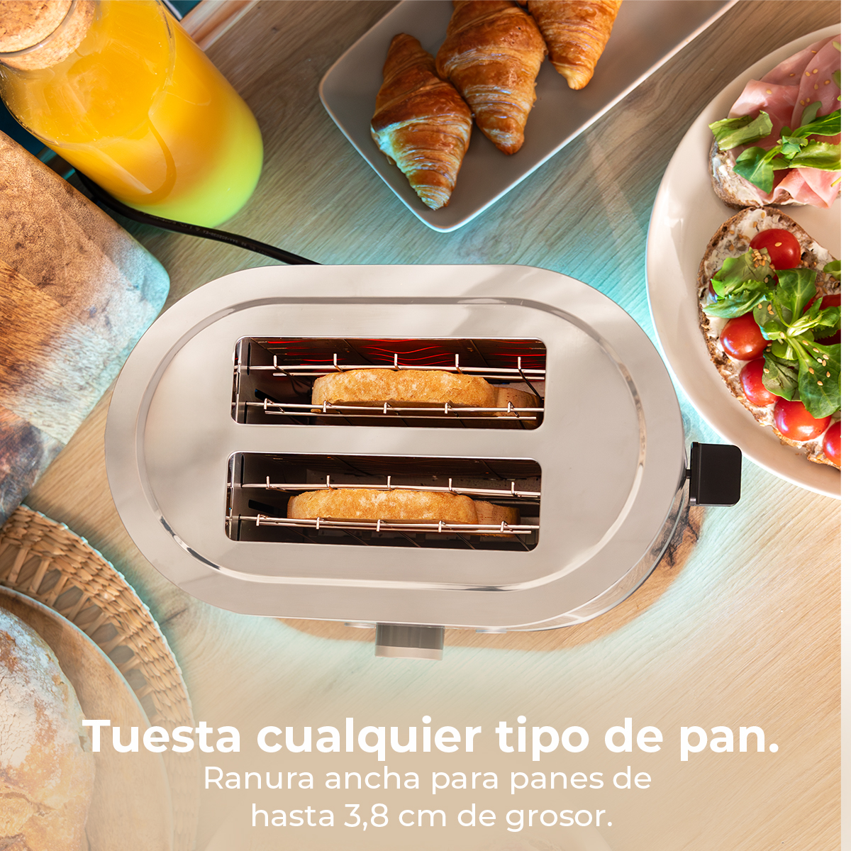 Ein Toaster mit Brot, Croissants und Sandwiches auf einem Holztisch. Ein Glas Saft ist ebenfalls vorhanden.