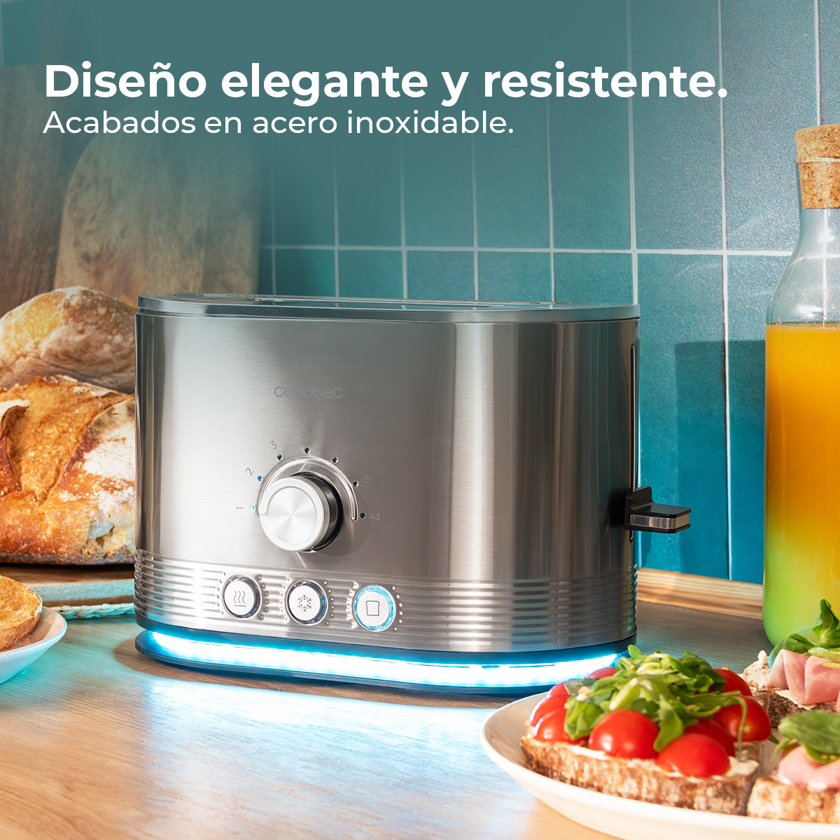 Ein Toaster aus Edelstahl mit Brot, Sandwiches und Saft auf einem Holztisch. Der Hintergrund zeigt eine blau geflieste Wand.