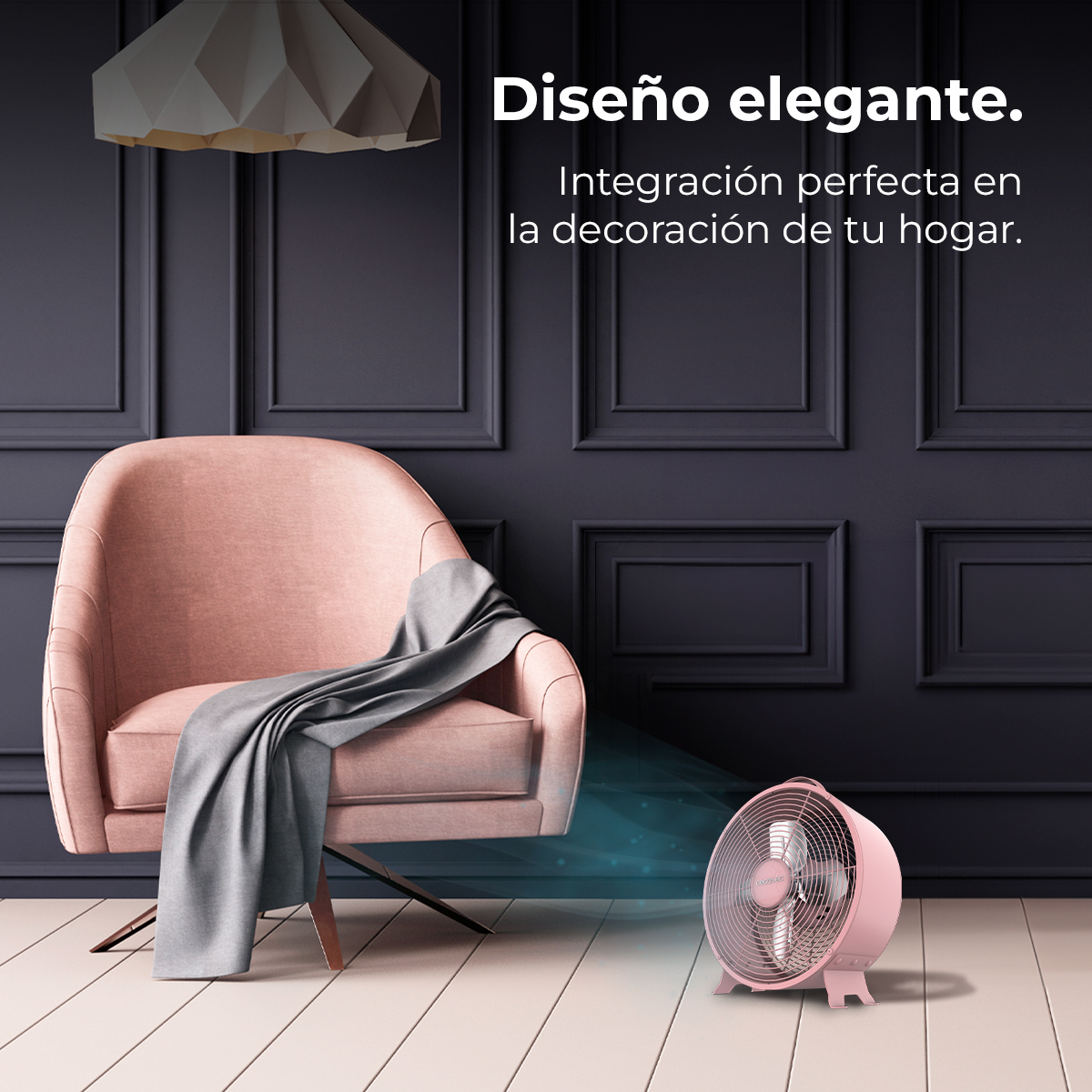 Un sillón rosa con una manta gris, un ventilador rosa y una lámpara en una habitación con paredes azul oscuro y piso blanco.