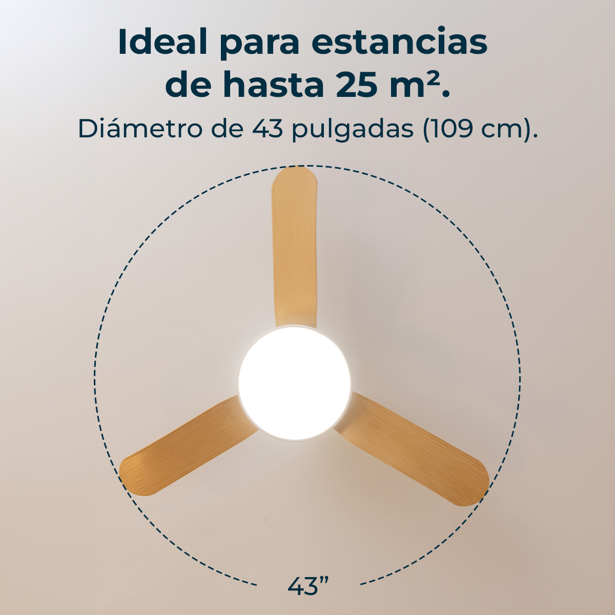 Un ventilatore a soffitto con tre pale. Il ventilatore è beige e ha una luce centrale. Il testo indica che ha un diametro di 43 pollici.