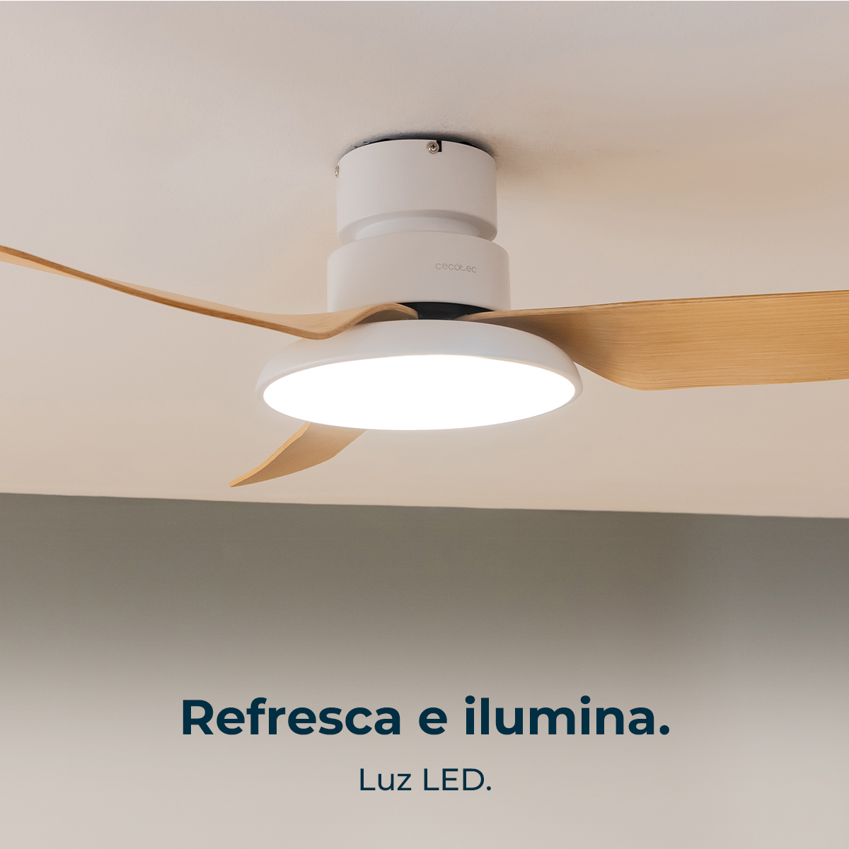 Un ventilatore da soffitto bianco con pale in legno e luce LED brillante. Il testo dice: 'Rinfresca e illumina. Luce LED.'