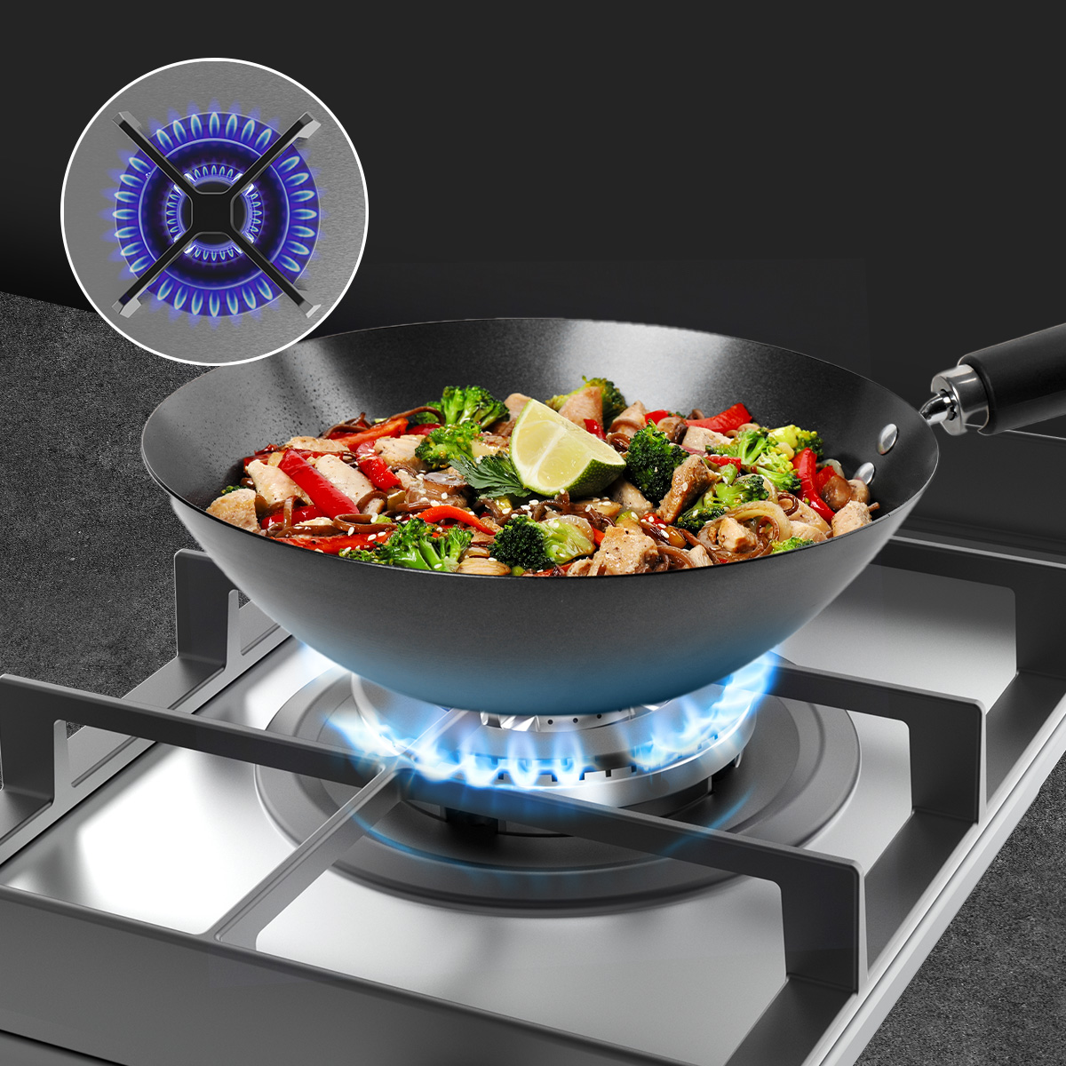 Un wok lleno de comida está en una estufa de gas. La comida contiene verduras y carne. Una cuña de lima está encima. Las llamas son azules.