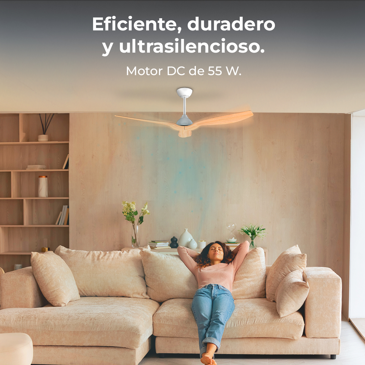 Una donna si rilassa su un divano beige sotto un ventilatore a soffitto. Il testo in alto dice: 'Efficiente, durevole e ultrasilenzioso'.