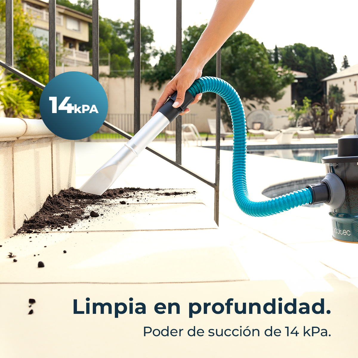 Una persona aspira lo sporco con un aspirapolvere a tubo blu. Un cerchio blu mostra 14 kPa di potenza. Il testo recita: 'Pulizia profonda. Potenza di aspirazione di 14 kPa'.