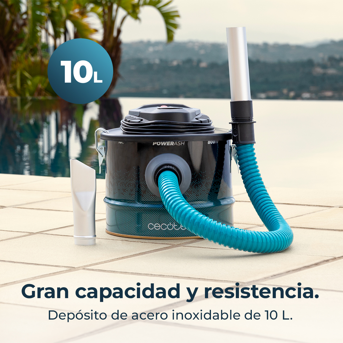 Un aspirapolvere nero e verde acqua con un tubo blu e un ugello argentato si trova su una superficie piastrellata vicino a una piscina. Un'etichetta '10L' è visibile.