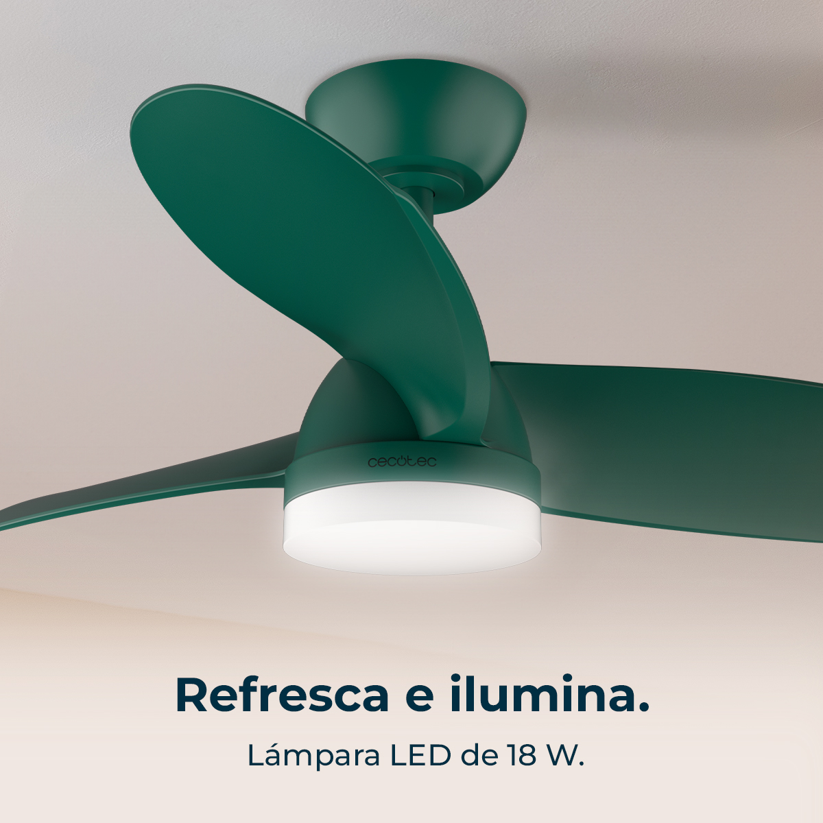 Un ventilador de techo verde con tres aspas y luz central. Texto: 'Refresca e ilumina' y 'Lámpara LED de 18 W'.
