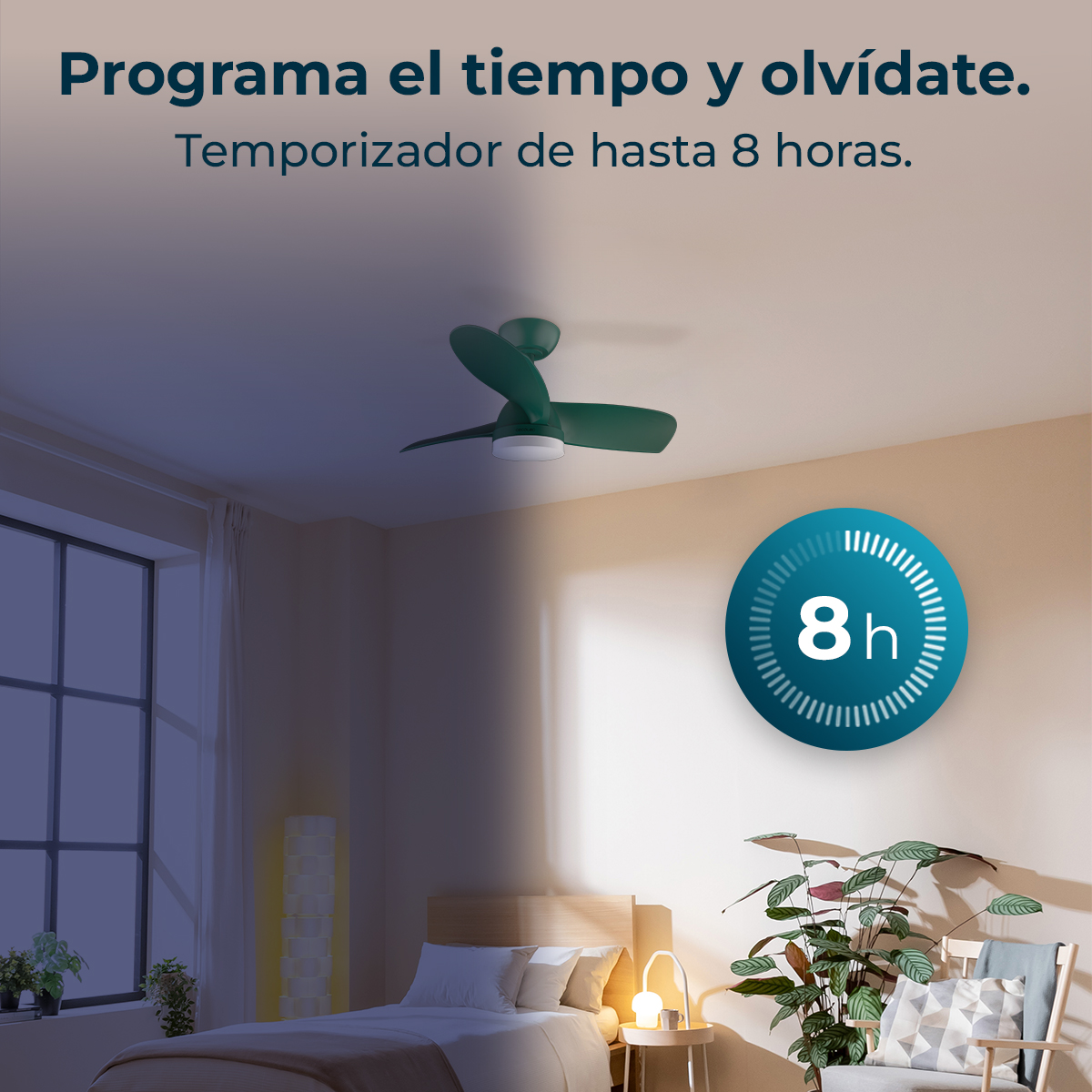 Un ventilador de techo verde sobre una cama. Un icono de temporizador de 8h en la pared. Planta, silla y lámpara de noche visibles.