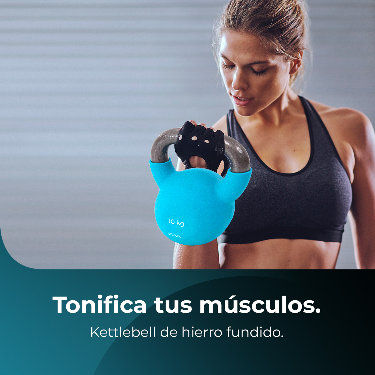 Una mujer sostiene una pesa rusa azul. Lleva un sujetador deportivo negro y guantes. Texto: 'Tonifica tus músculos'.